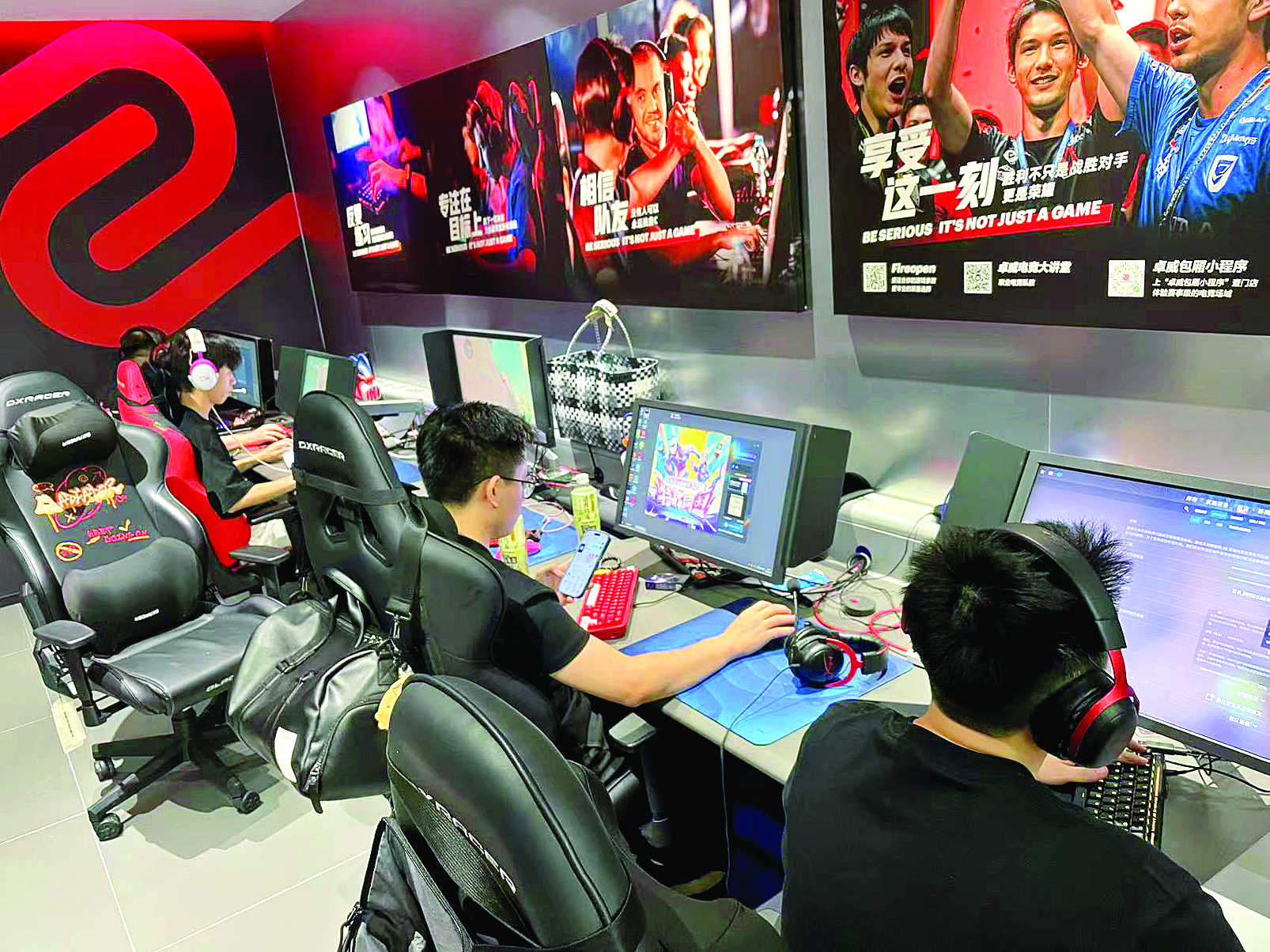     乌兹电竞馆专业的设备、充满科技感的环境吸引众多电竞爱好者。