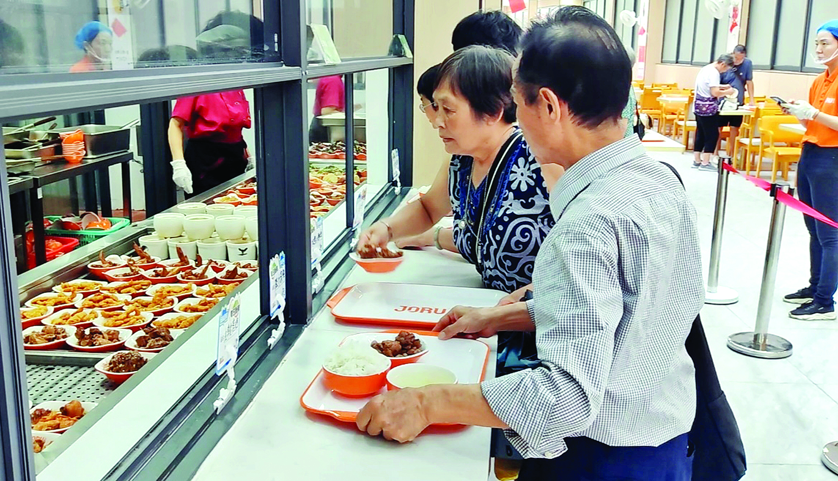     长者在惠城江南街道祝屋巷未来社区幸福饭堂就餐能享受优惠。    惠州日报记者马海菊 摄