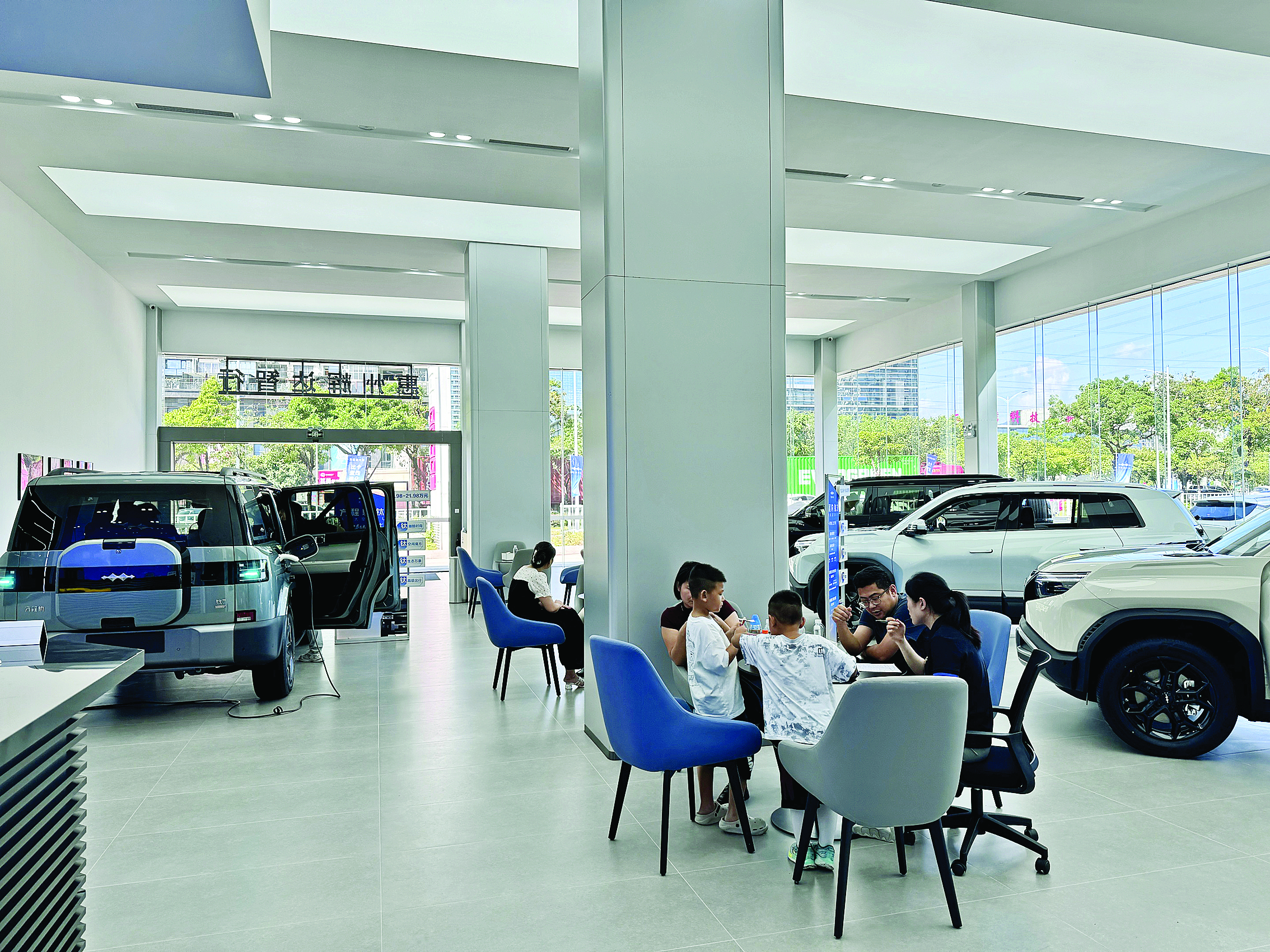     到汽车门店看车试驾的消费者热情持续高涨。