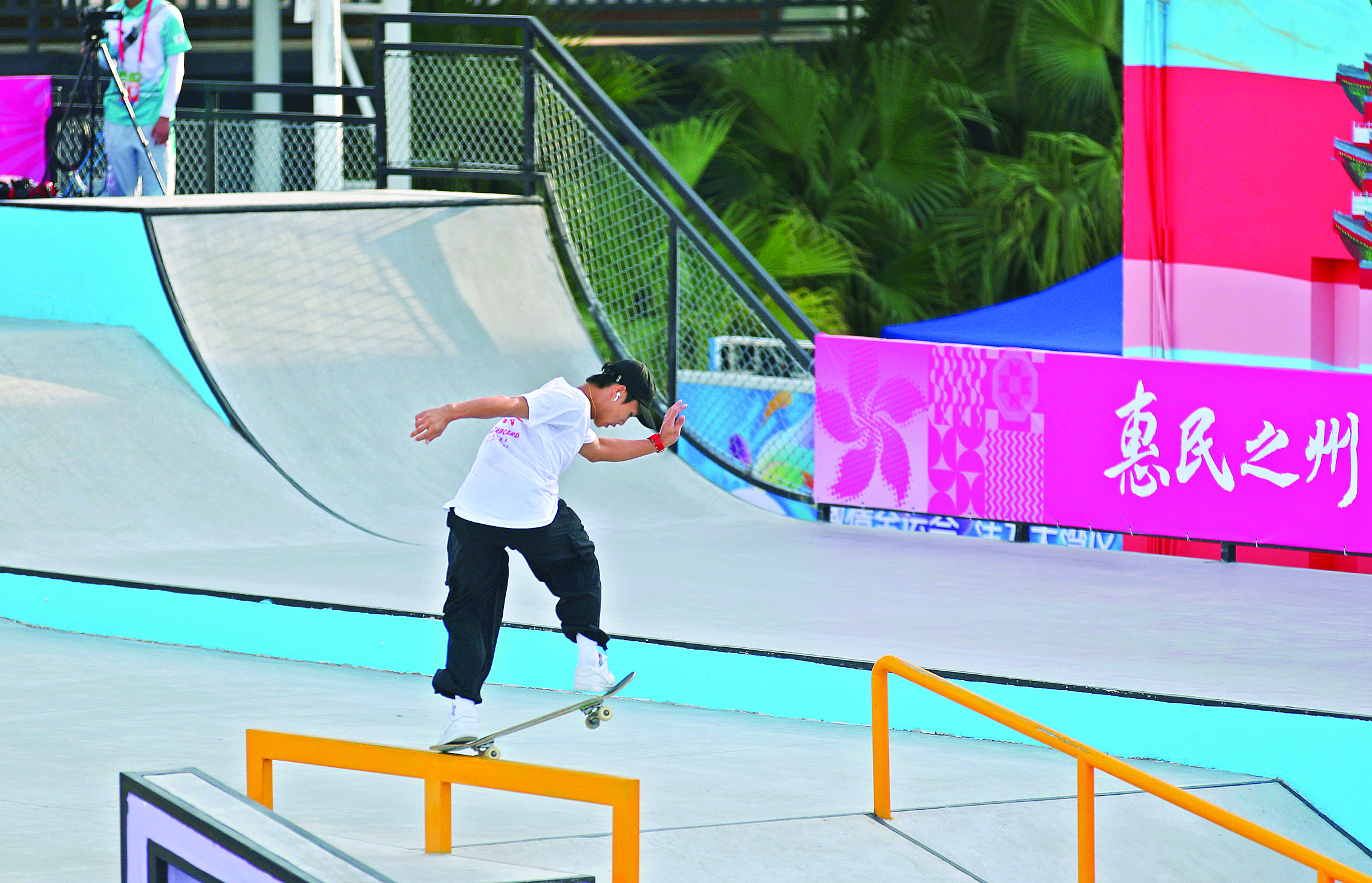     11月11日，十五运会滑板项目决赛在惠州市体育运动学校滑板场举行，广东队选手潘家杰凭借稳定的发挥夺得男子街式赛金牌。