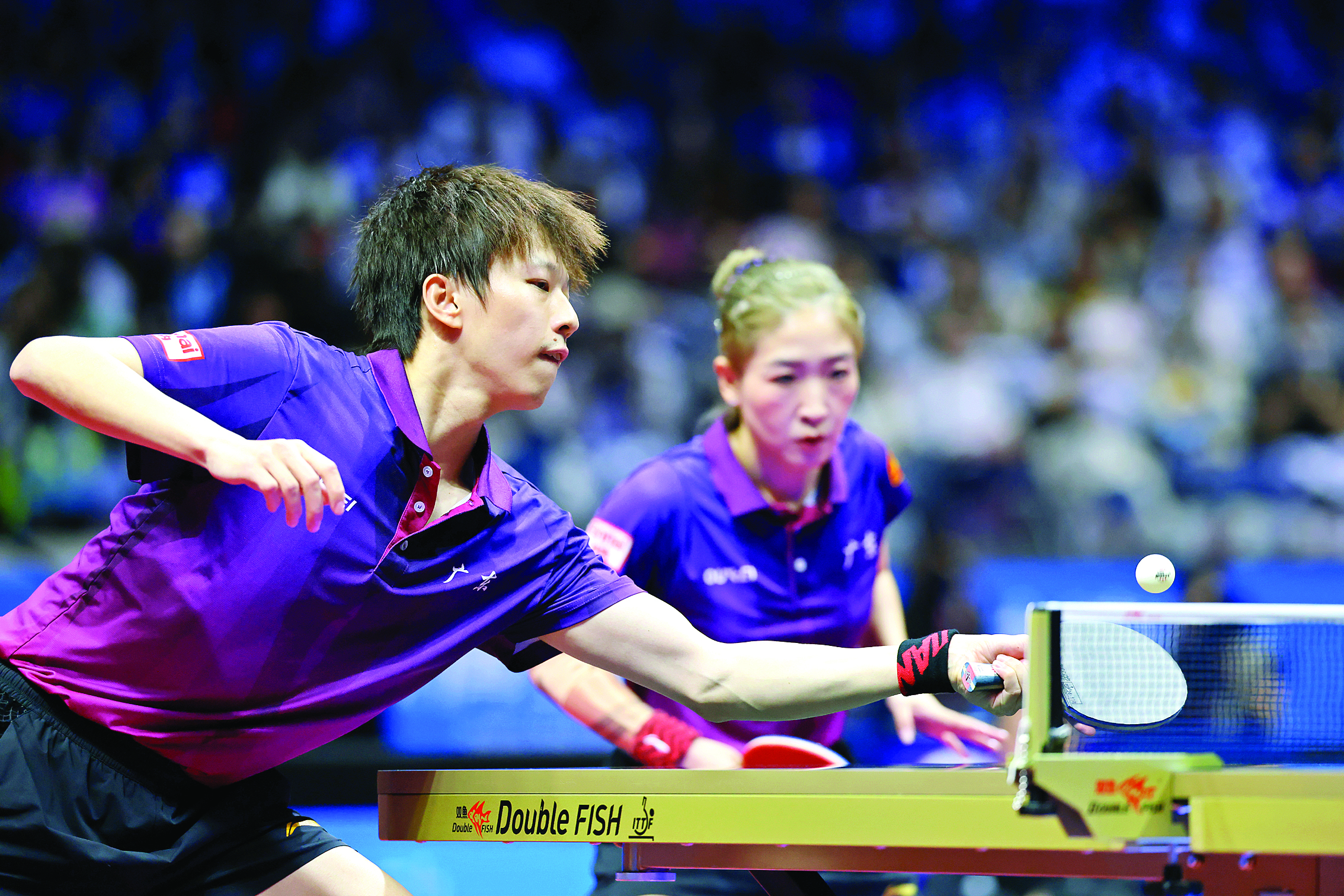     11月14日，在澳门进行的第十五届全国运动会乒乓球混合双打金牌赛中，广东队组合林高远/刘诗雯4比2战胜江苏队组合陈垣宇/蒯曼，夺得冠军。新华社发