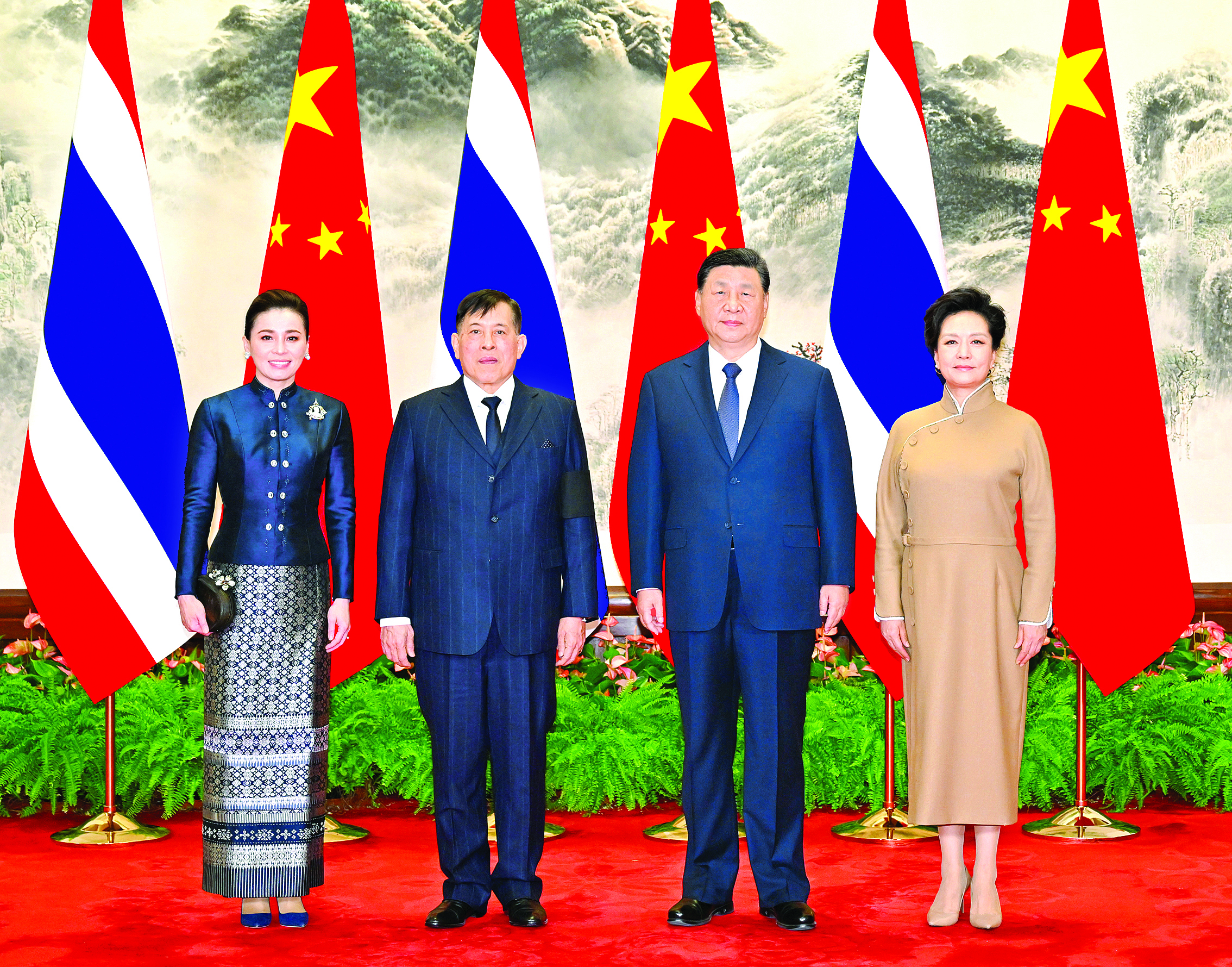     11月14日上午，国家主席习近平在北京人民大会堂会见来华进行国事访问的泰国国王哇集拉隆功。这是习近平和夫人彭丽媛同哇集拉隆功和王后素提达合影。新华社发