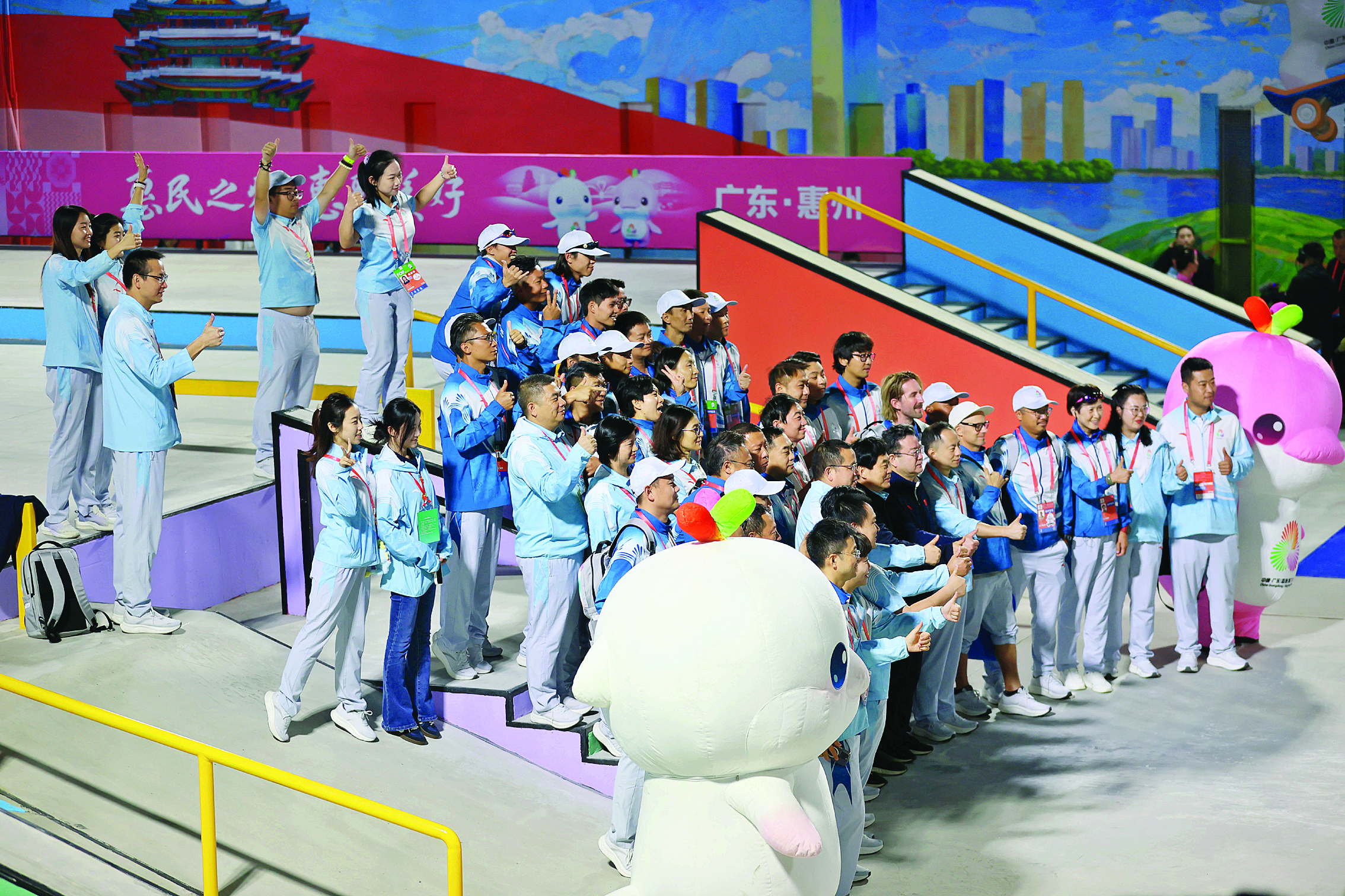     11月11日，十五运会滑板比赛顺利结束，工作人员兴奋地合影留念。