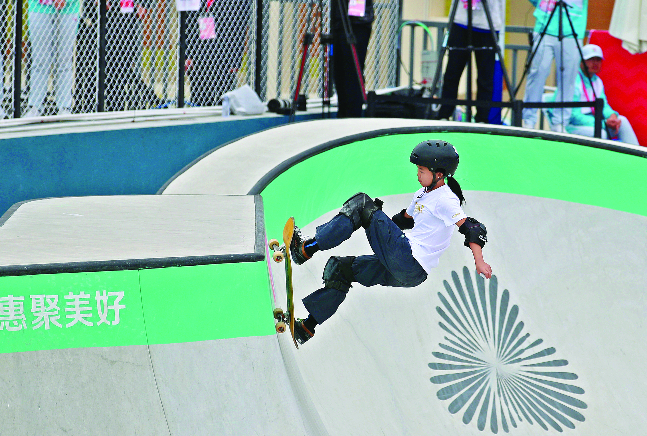     现场看碗池比赛真的太“炸”了，每一次起飞都伴随着全场的惊呼！广东队选手邹明珂在滑板女子碗池决赛中夺冠。