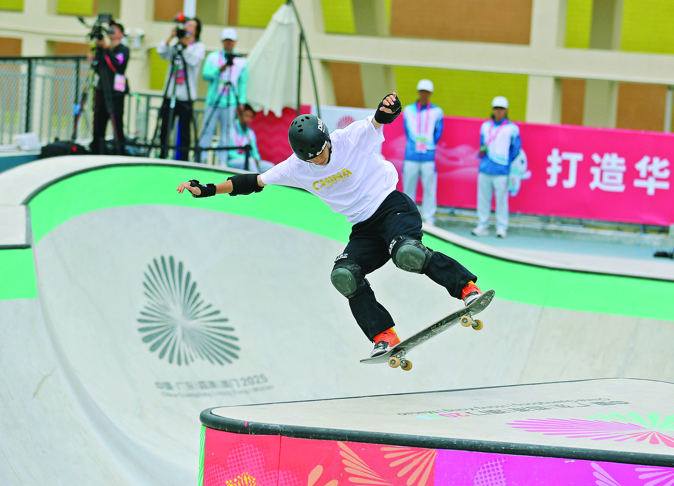     腾空的瞬间，这是力与美的完美结合。广东队选手陈烨在男子碗池比赛中获得冠军。