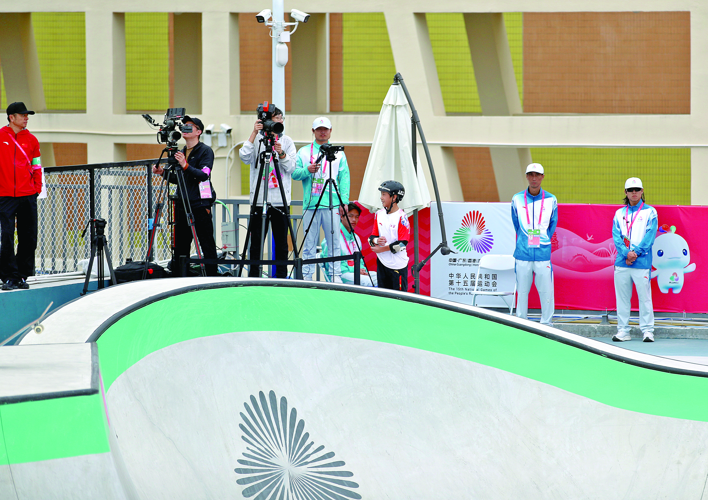     十五运会滑板项目男子碗池决赛，体育记者在记录现场赛况。