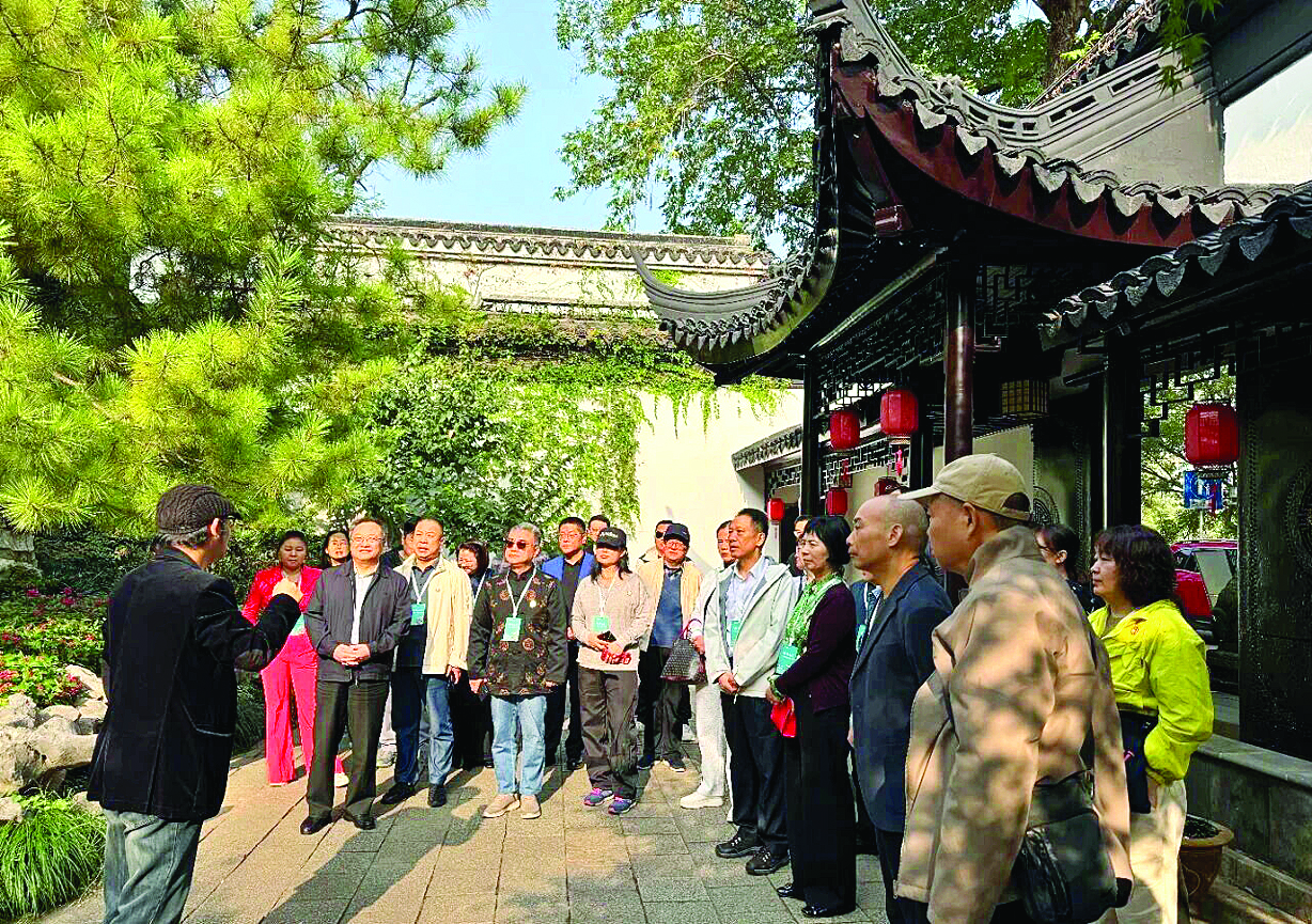     研习团一行在常州东坡园。由惠州市东坡文化协会供图