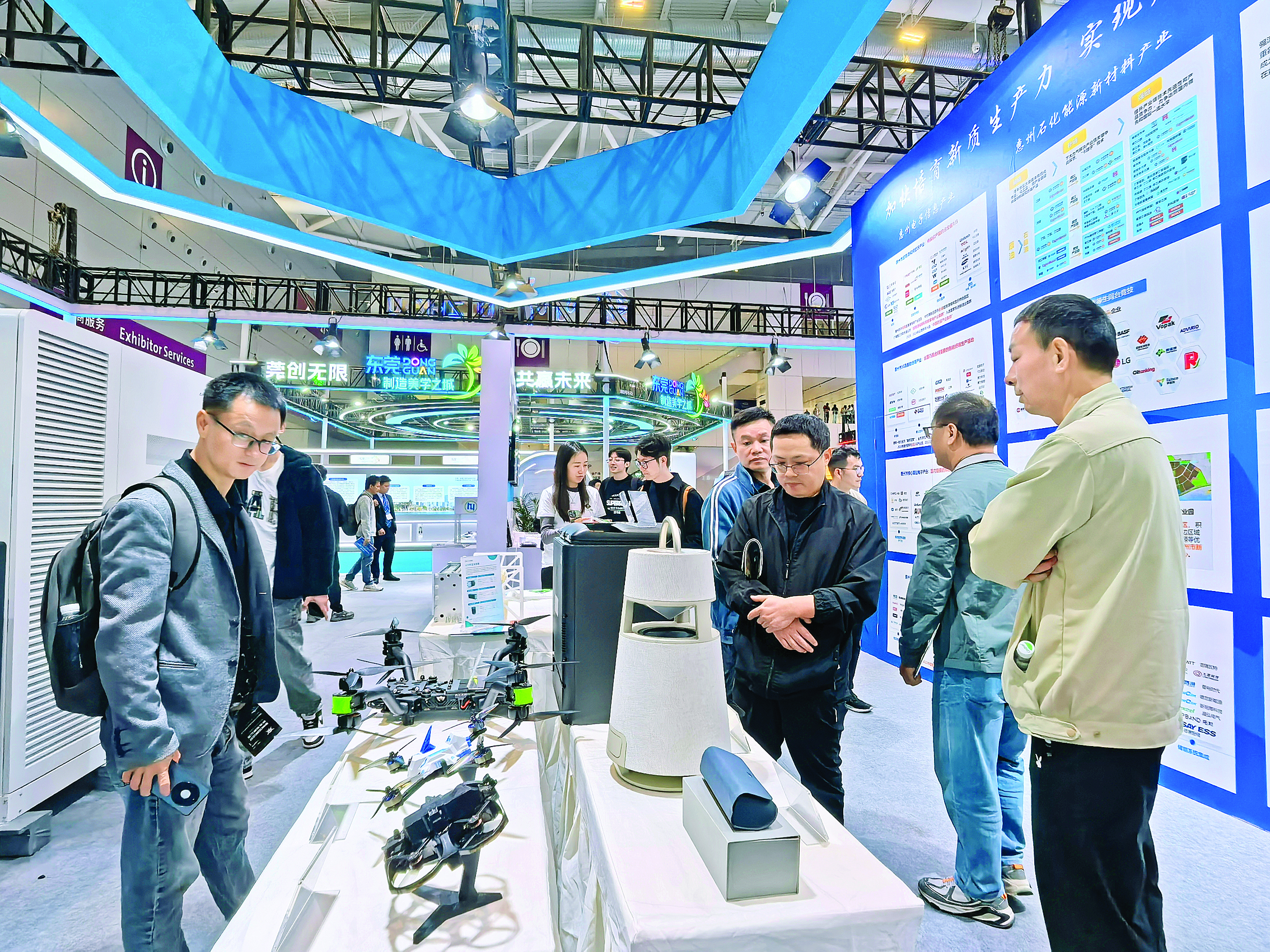     惠州参展企业在高交会上展示最新技术成果，吸引不少海内外采购商关注。惠州日报记者刘豪伟 摄