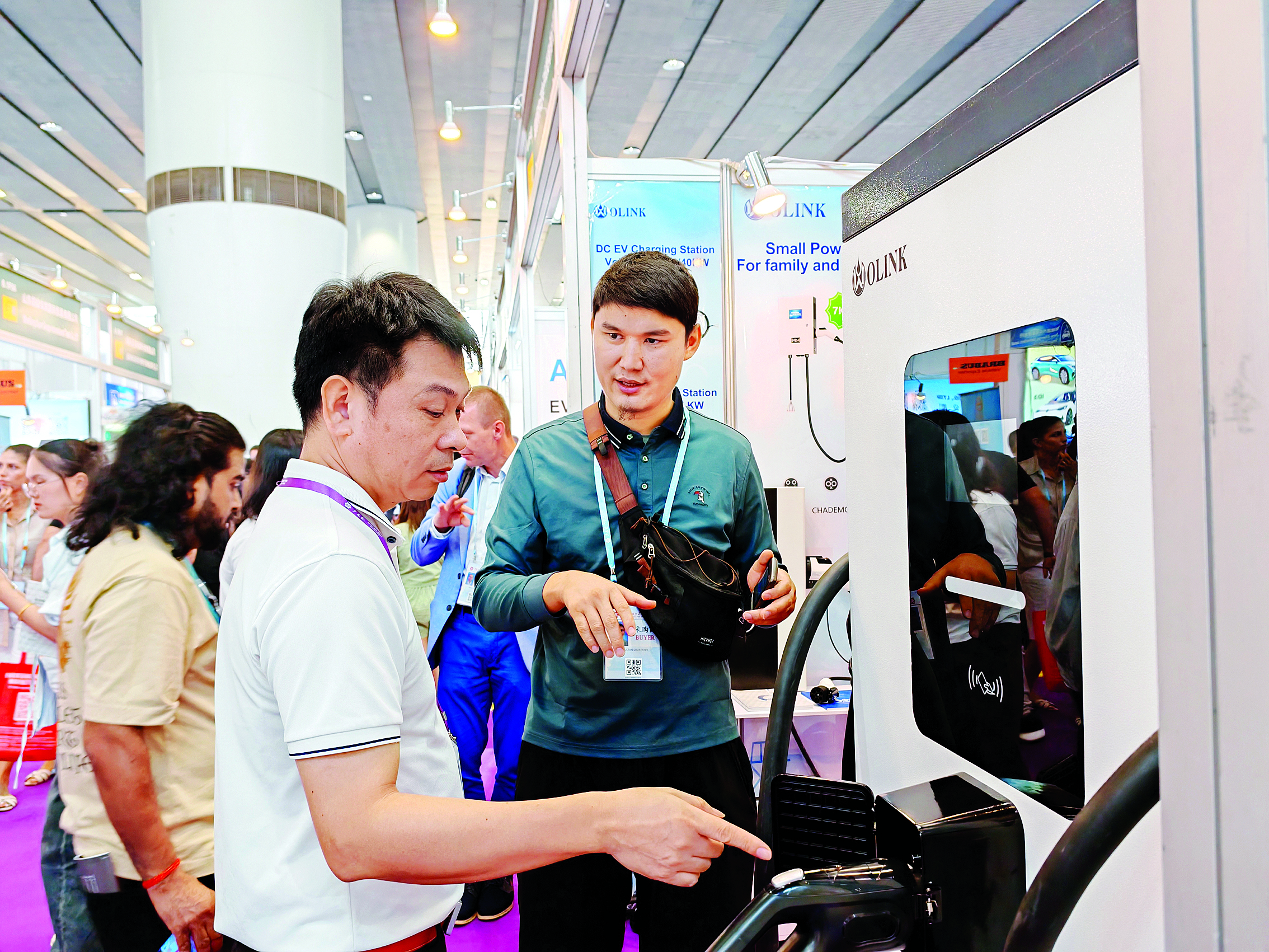     第138届广交会上，外国客商关注万物互联公司生产的“魔术充电桩”。惠州日报记者游璇钰 陈春惠 摄