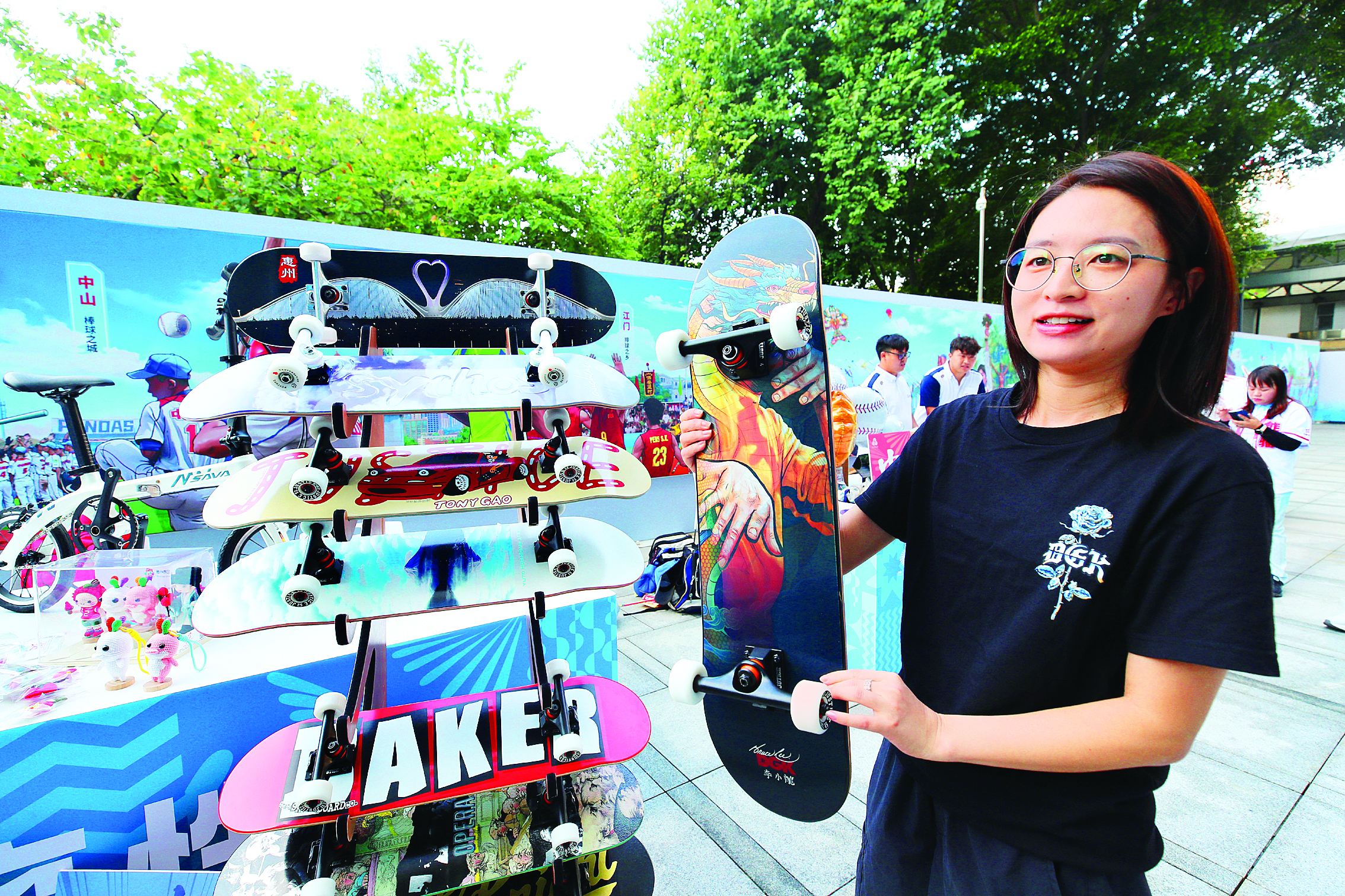     11月16日上午，惠州滑板制造企业在发布会展示滑板。    本组图片 惠州日报记者钟畅新 摄