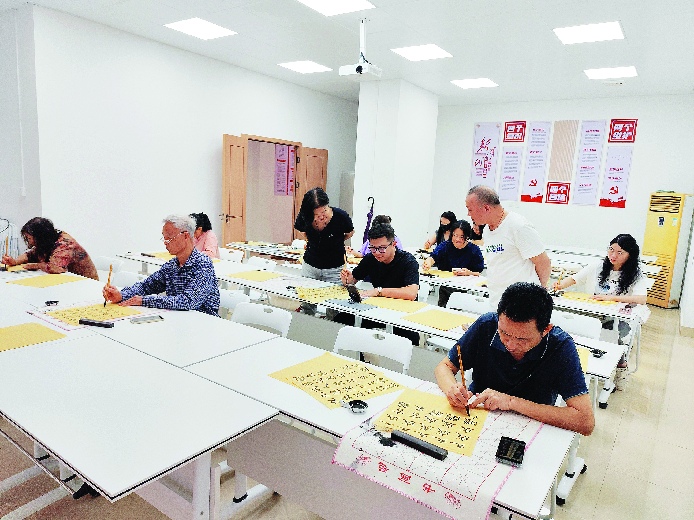     湖滨花园小区成立党支部书法公益实践基地。惠阳融媒供图