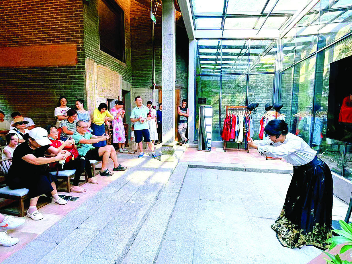 <p>    游客在山下村体验非遗项目。惠州日报记者卢泓宇 通讯员李丹丹 摄</p>