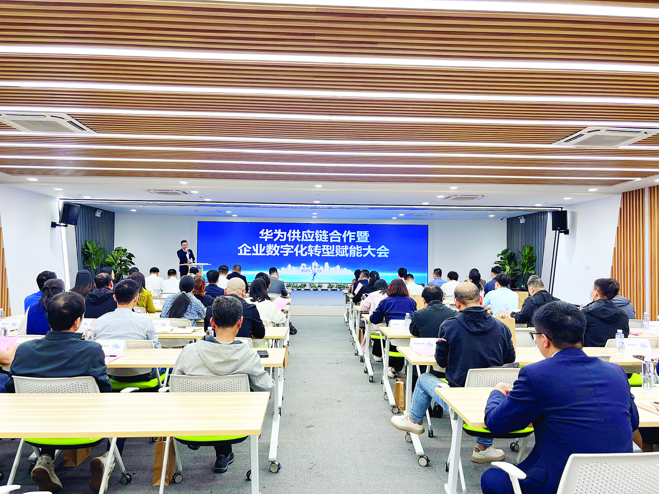     惠阳邀请华为技术有限公司作为链主企业参加活动，为企业搭建平台。惠州日报记者黄尉宏 摄