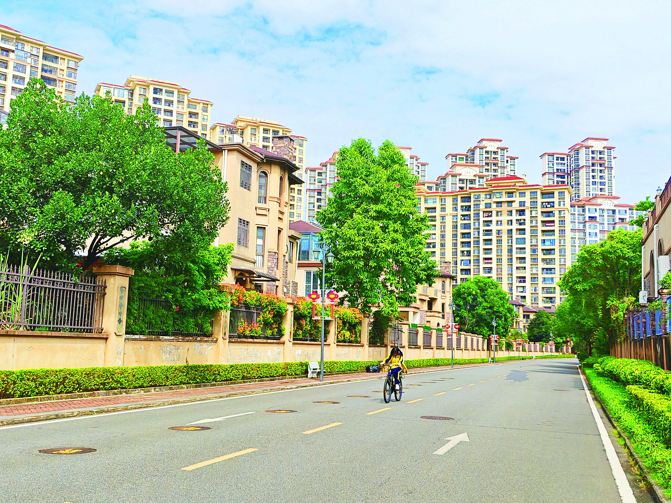     半岛一号小区原来坑洼的路，如今已完成修复。