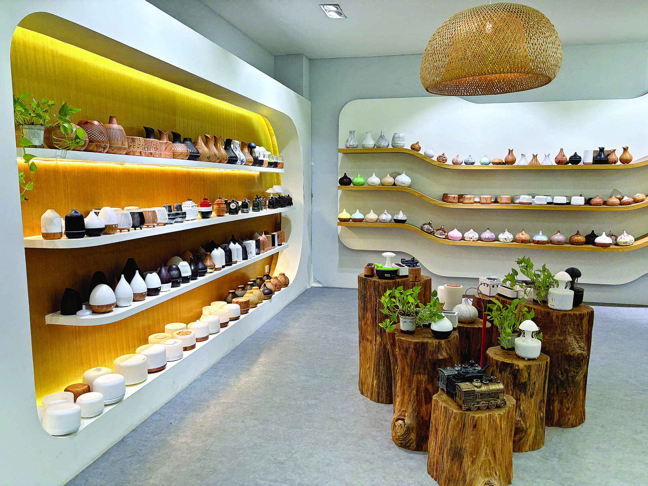     壹轩电器展厅的香薰机产品。