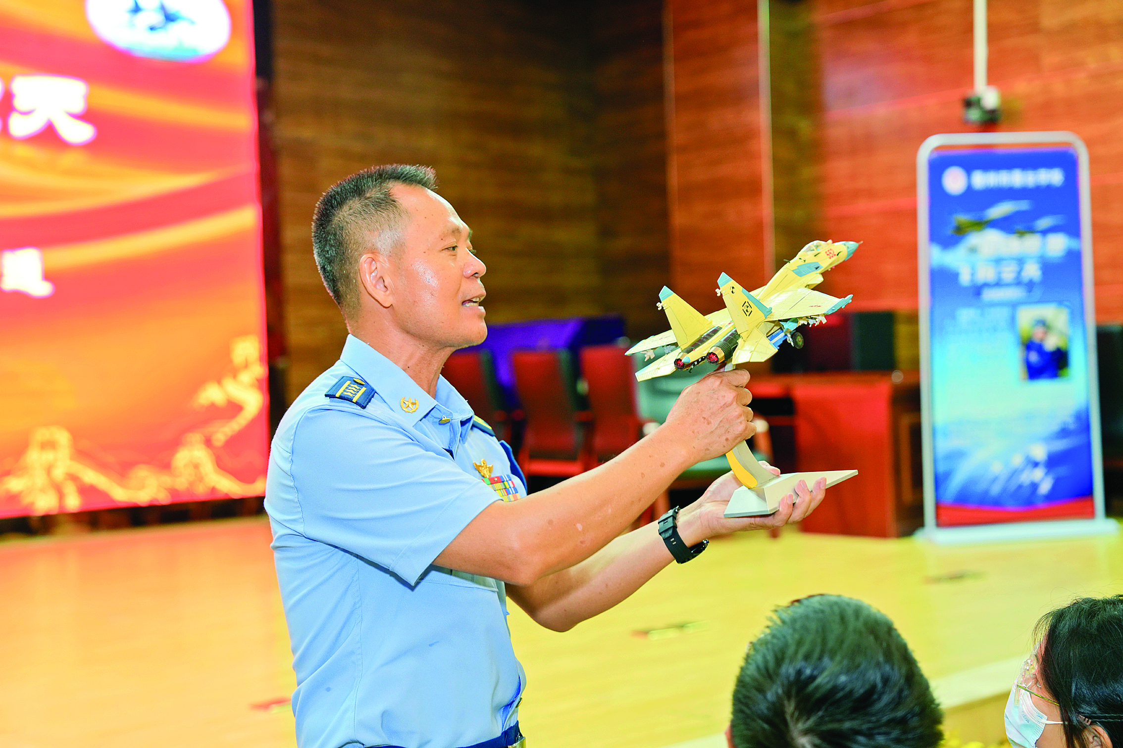     原空军特级飞行员蔡耀通给学子们带来一堂别开生面的国防教育课。