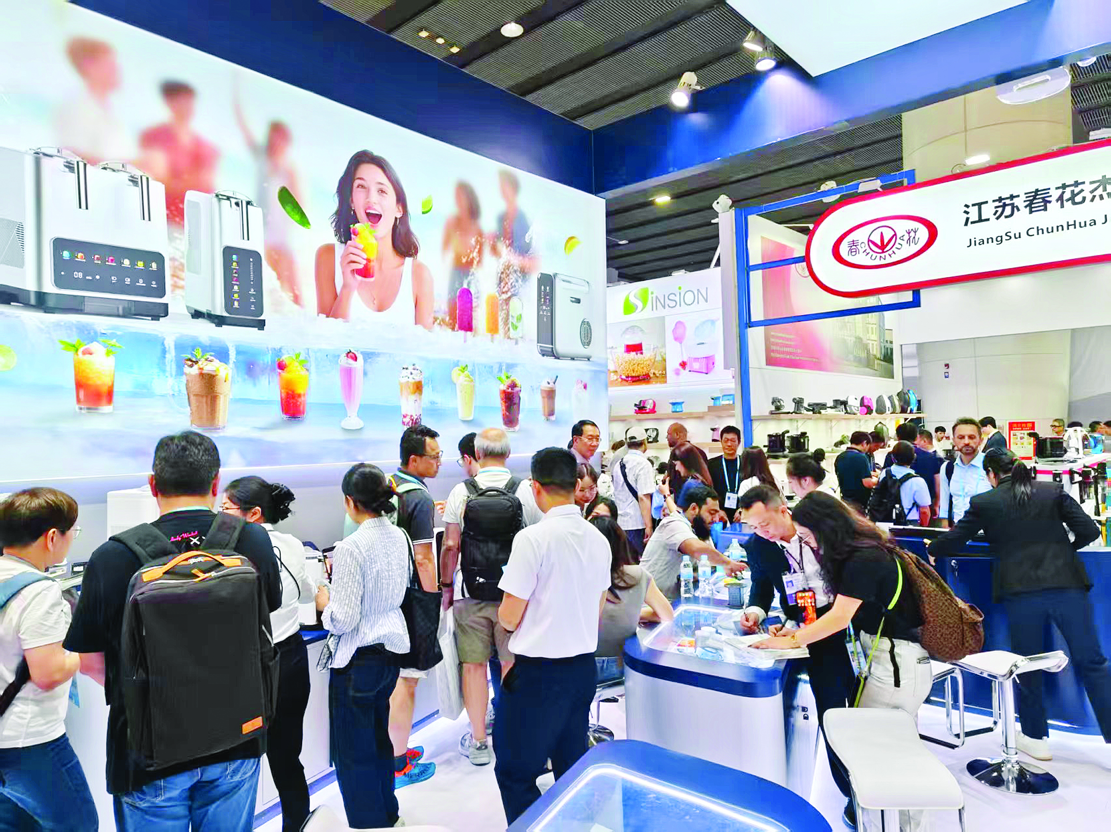     威林科技智造产品在广交会上交易火爆。本组图片 惠州日报记者谢菁菁 特约通讯员周文媚 摄