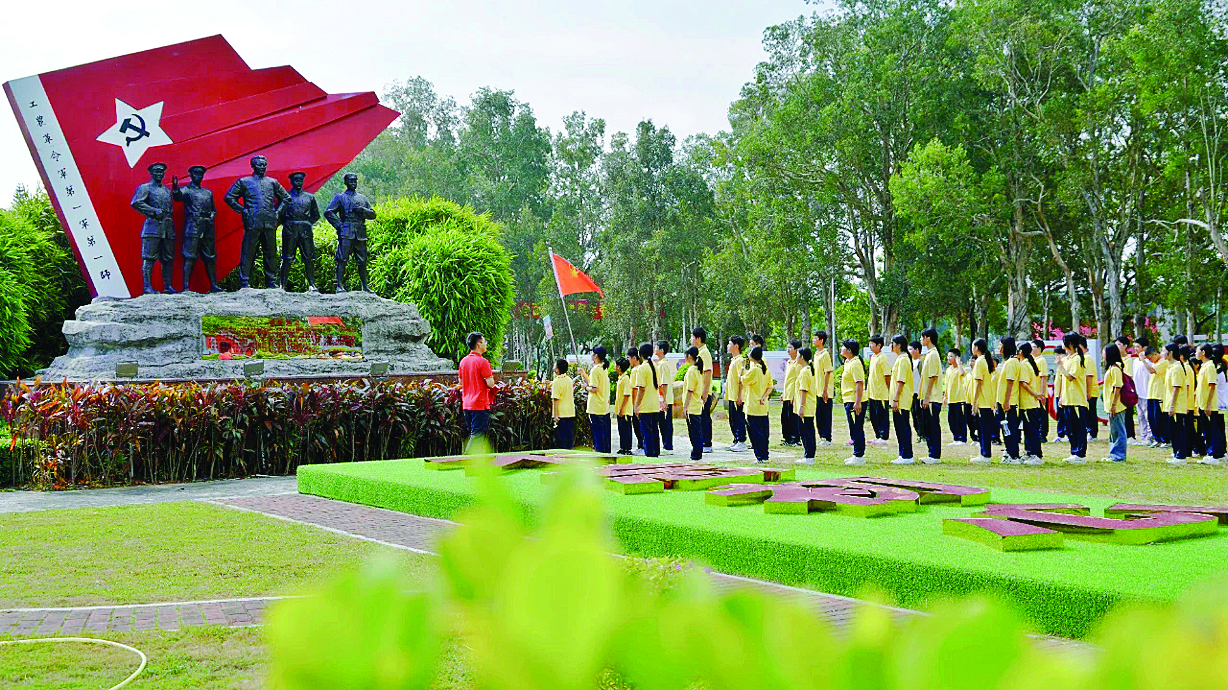     师生进军营开启国防教育之旅。
