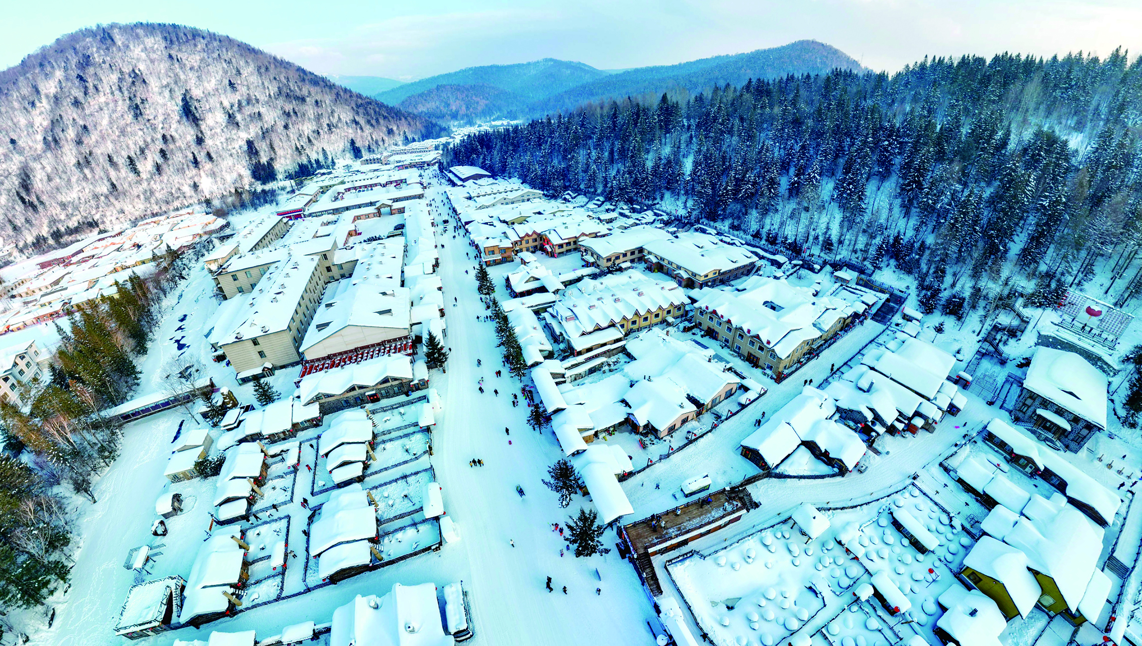     中国雪乡的冬日是自然与人文的完美交融。