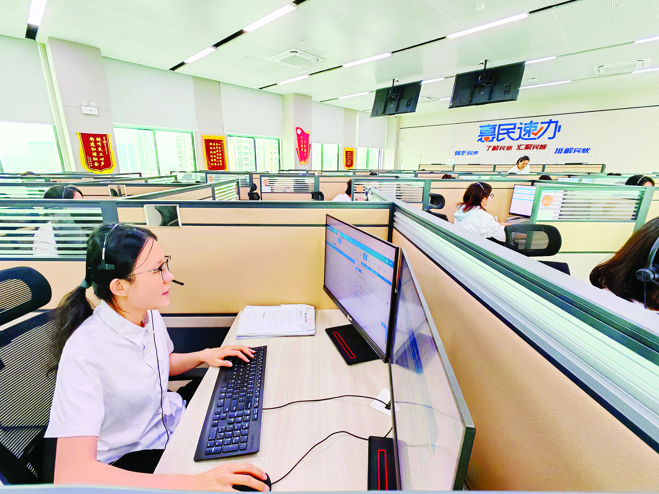     话务员记录群众民生诉求。