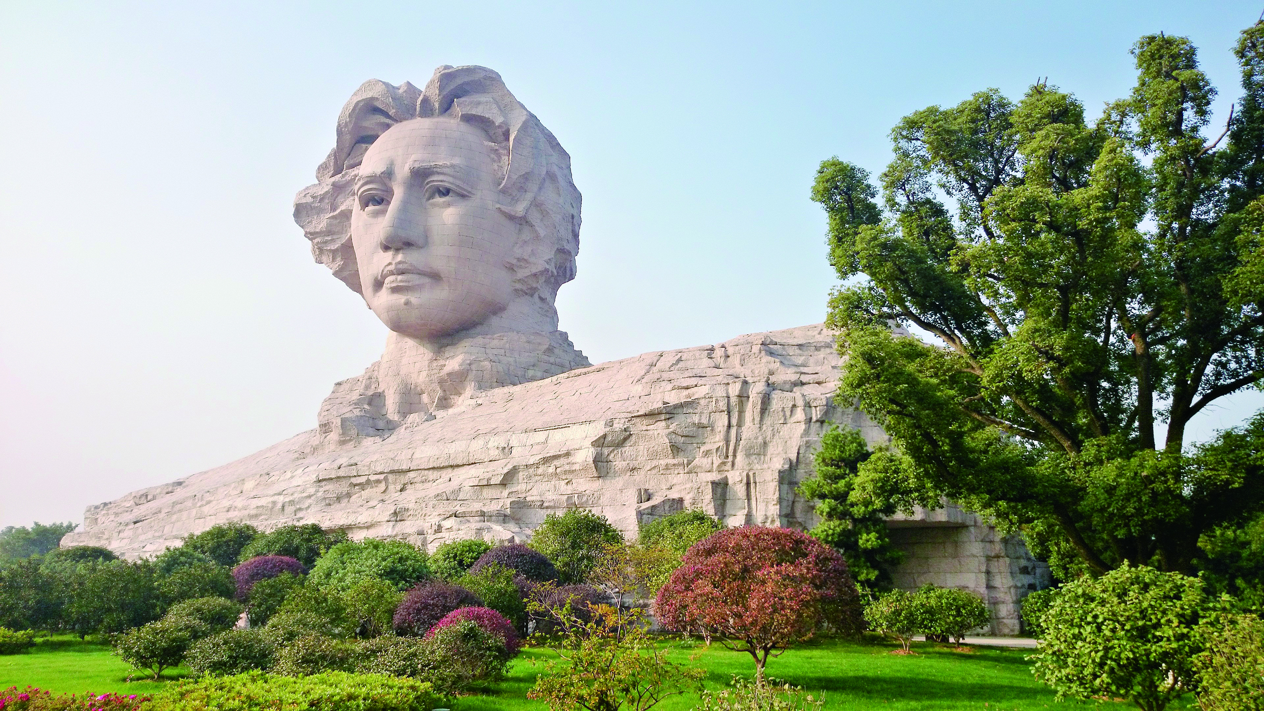     橘子洲头矗立的毛泽东青年艺术雕塑。