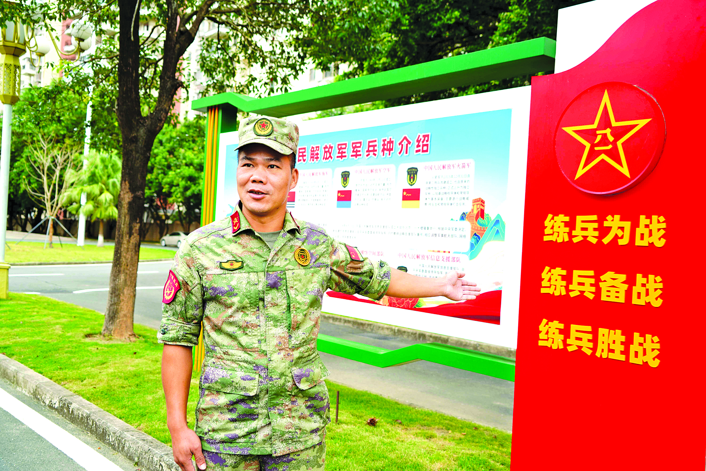     叶雨凯在宣讲国防教育知识。