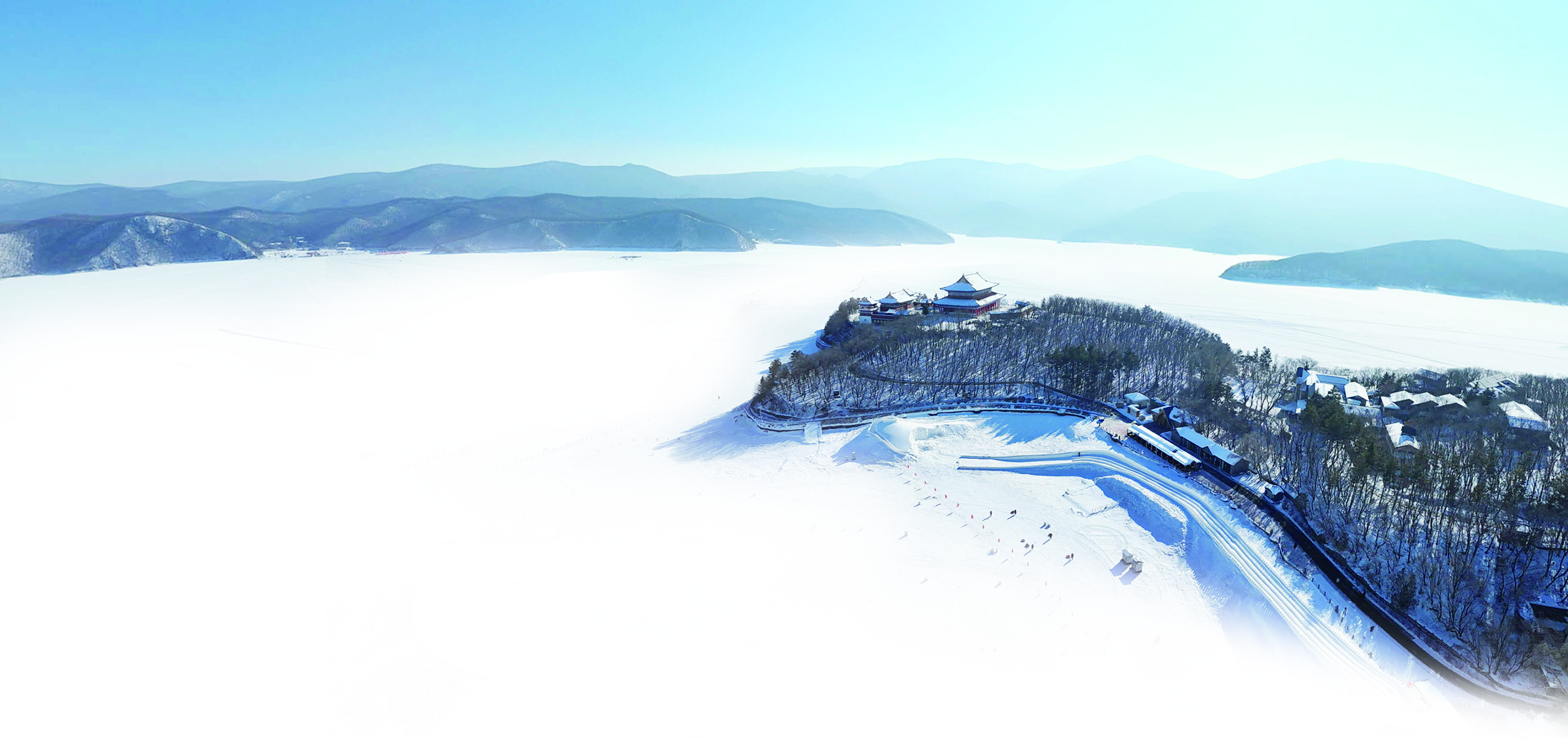     镜泊湖冰封如玉。