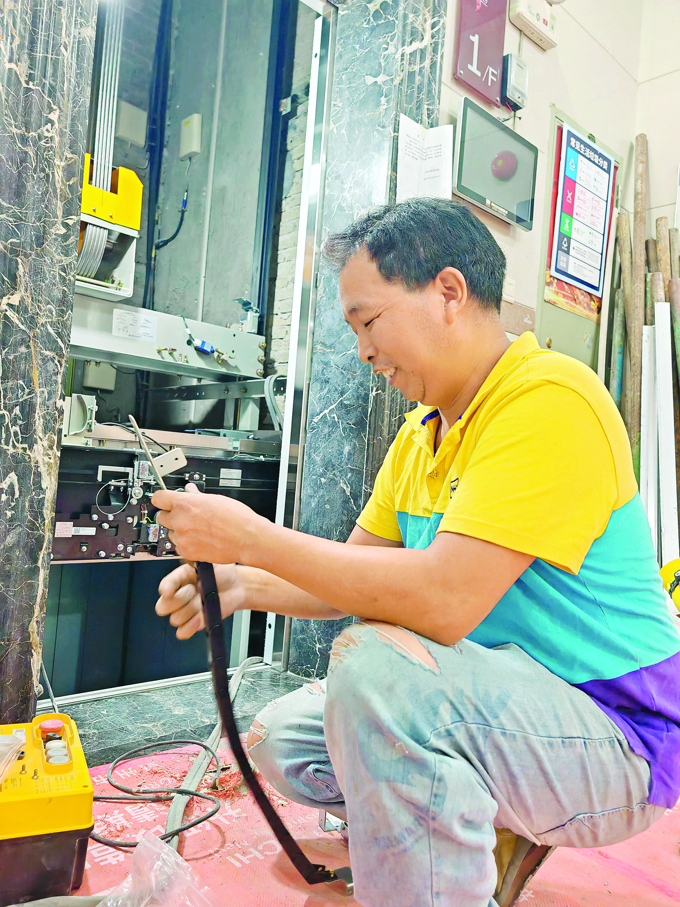     天泽名居小区电梯更新现场。
