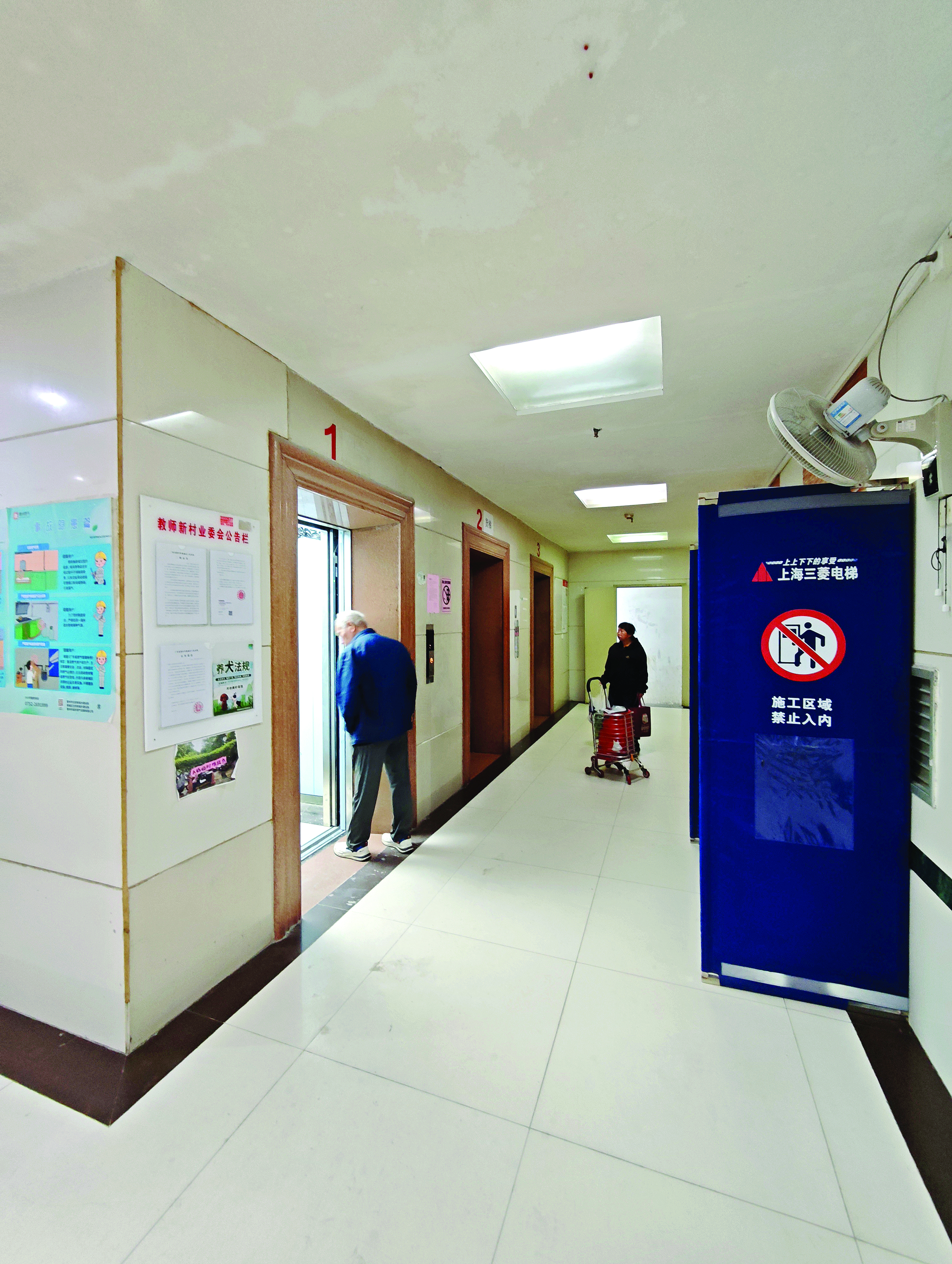     教师新村小区用上了新电梯。