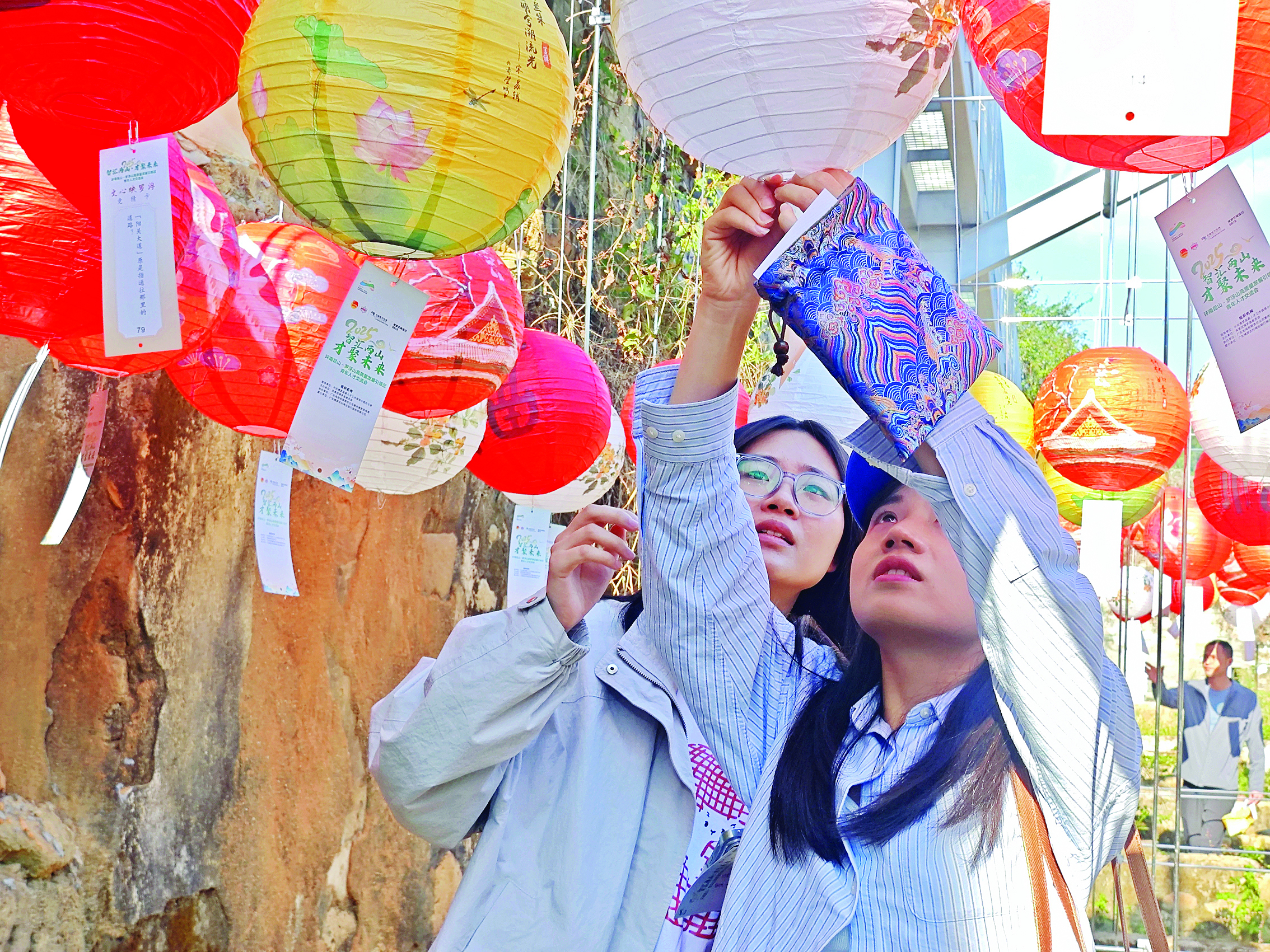     青年人才们在游戏中感受传统文化魅力。