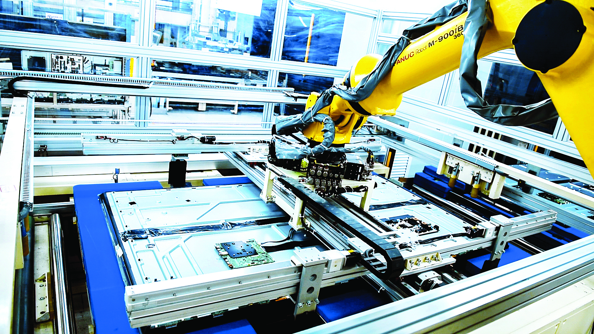     TCL超大尺寸液晶屏自动化生产线。惠州日报记者游璇钰 摄