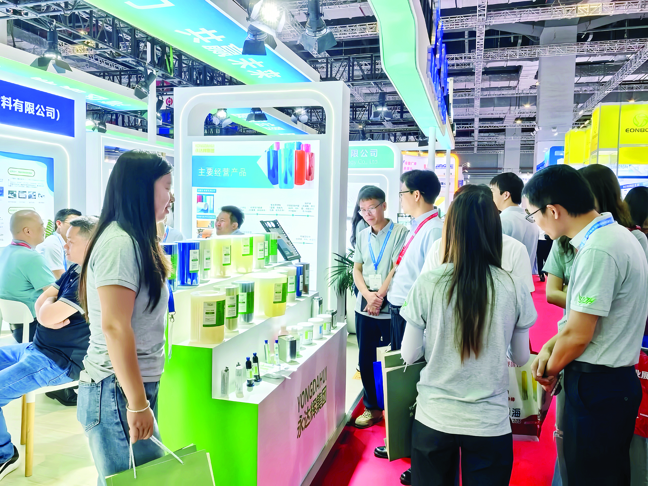     2025上海国际胶带与薄膜展上，龙门展区咨询洽谈的国内外采购商、行业专家络绎不绝。    惠州日报记者黄宇翔 通讯员龙门宣 摄