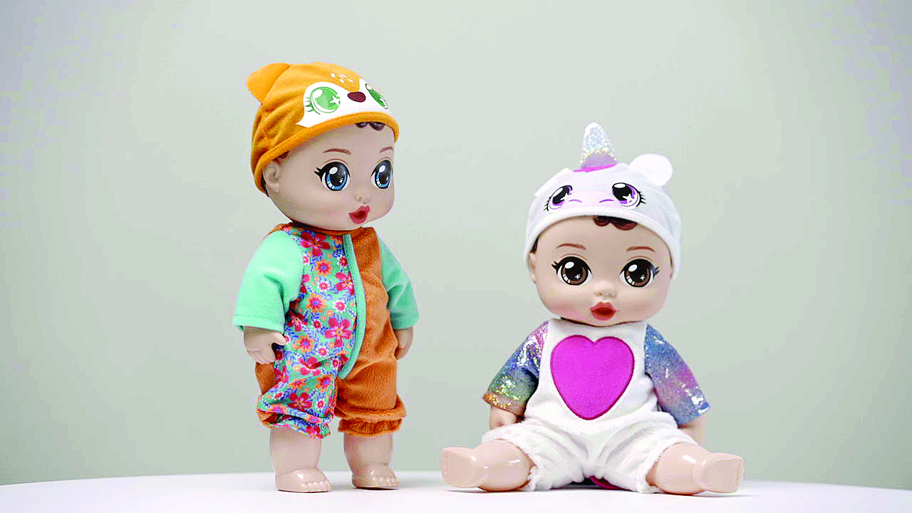     用水基纳米树脂涂料上色的娃娃。