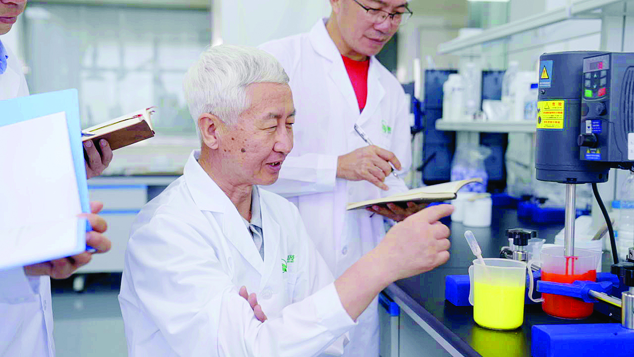     任旭（左）在实验室做研究。本组图片由受访企业提供