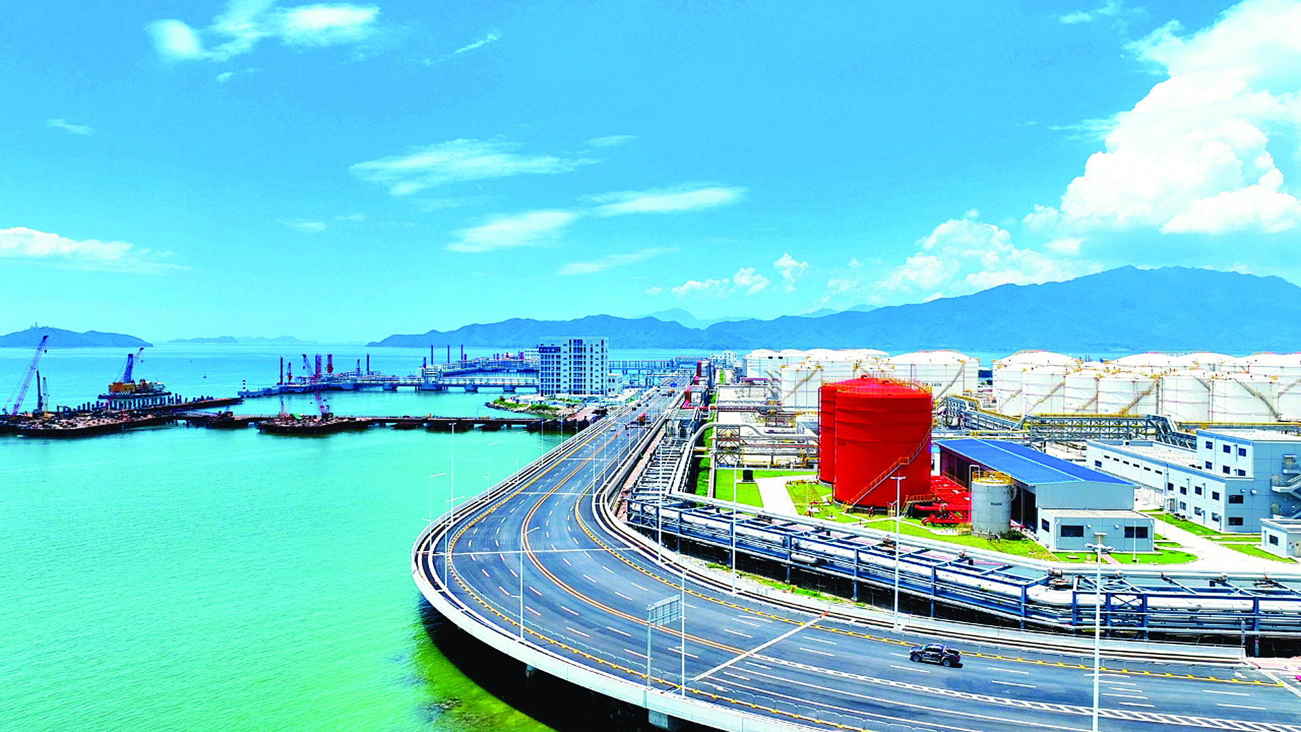     惠州港与石化区紧密相连。