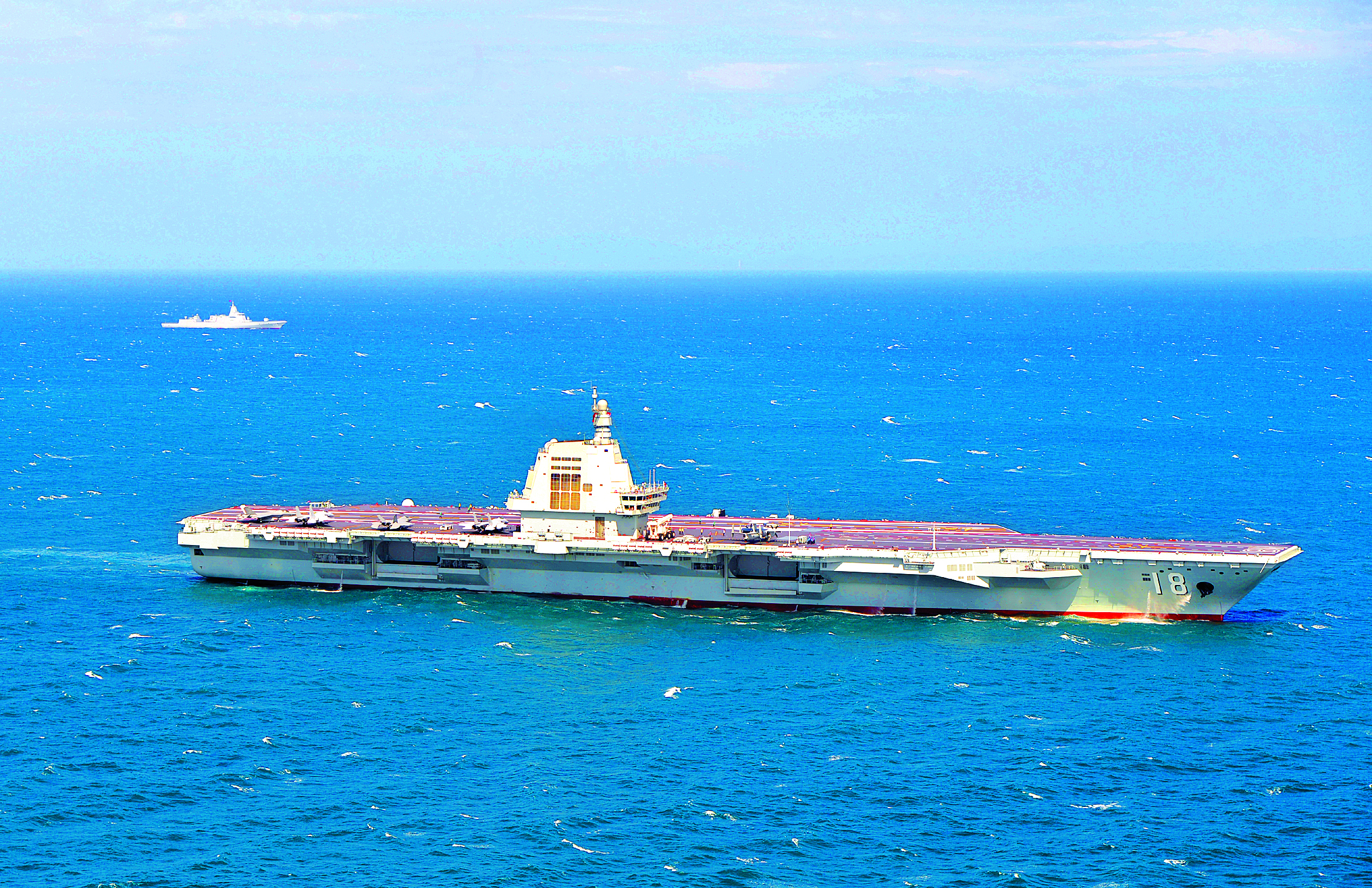     日前，海军福建舰开展入列后首次海上实兵训练。这是福建舰编队在航行。    新华社发