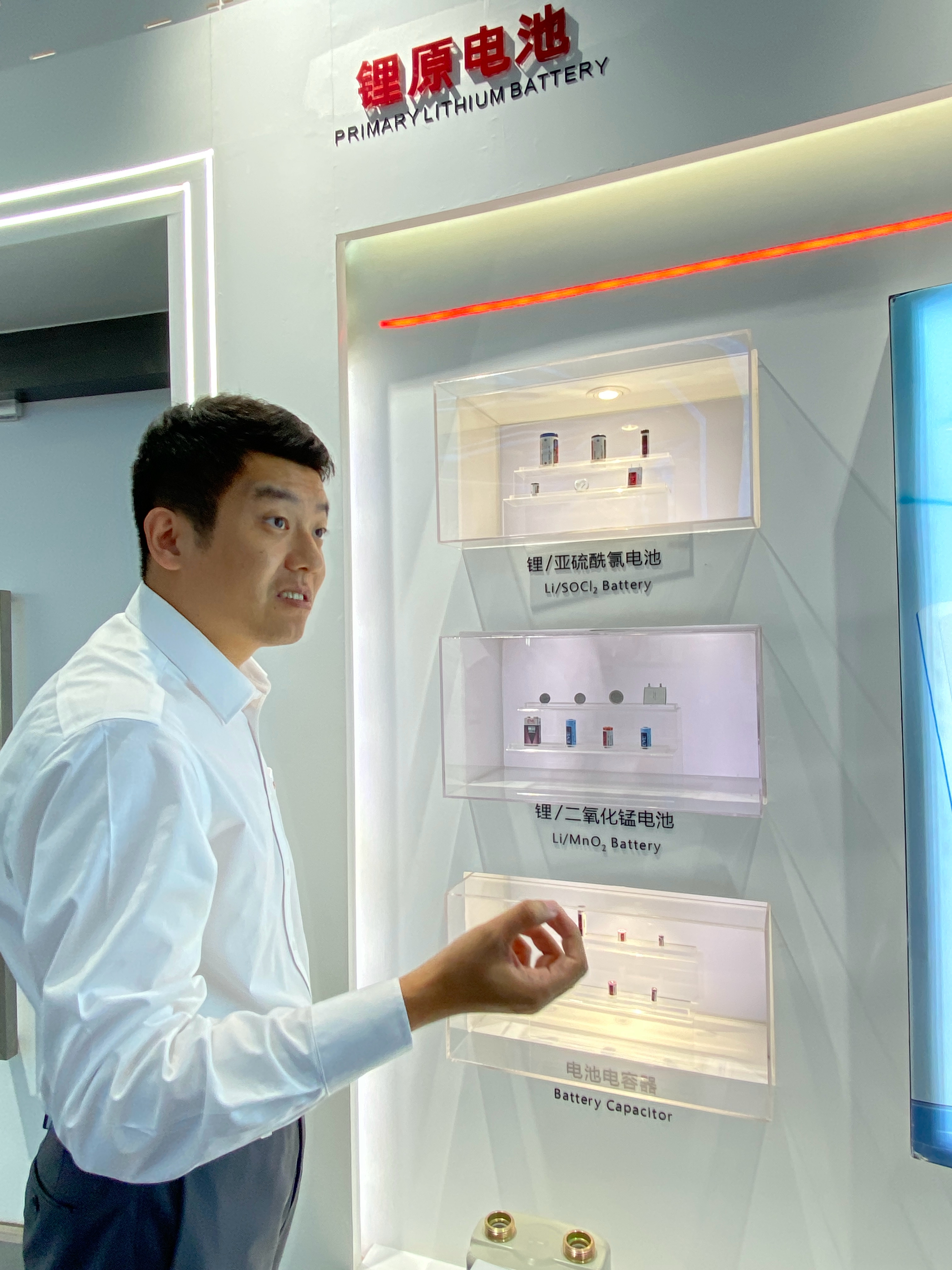 <p>    亿纬锂能锂原电池产品线总裁王彦斌介绍获奖的锂锰原电池（组）产品。</p>