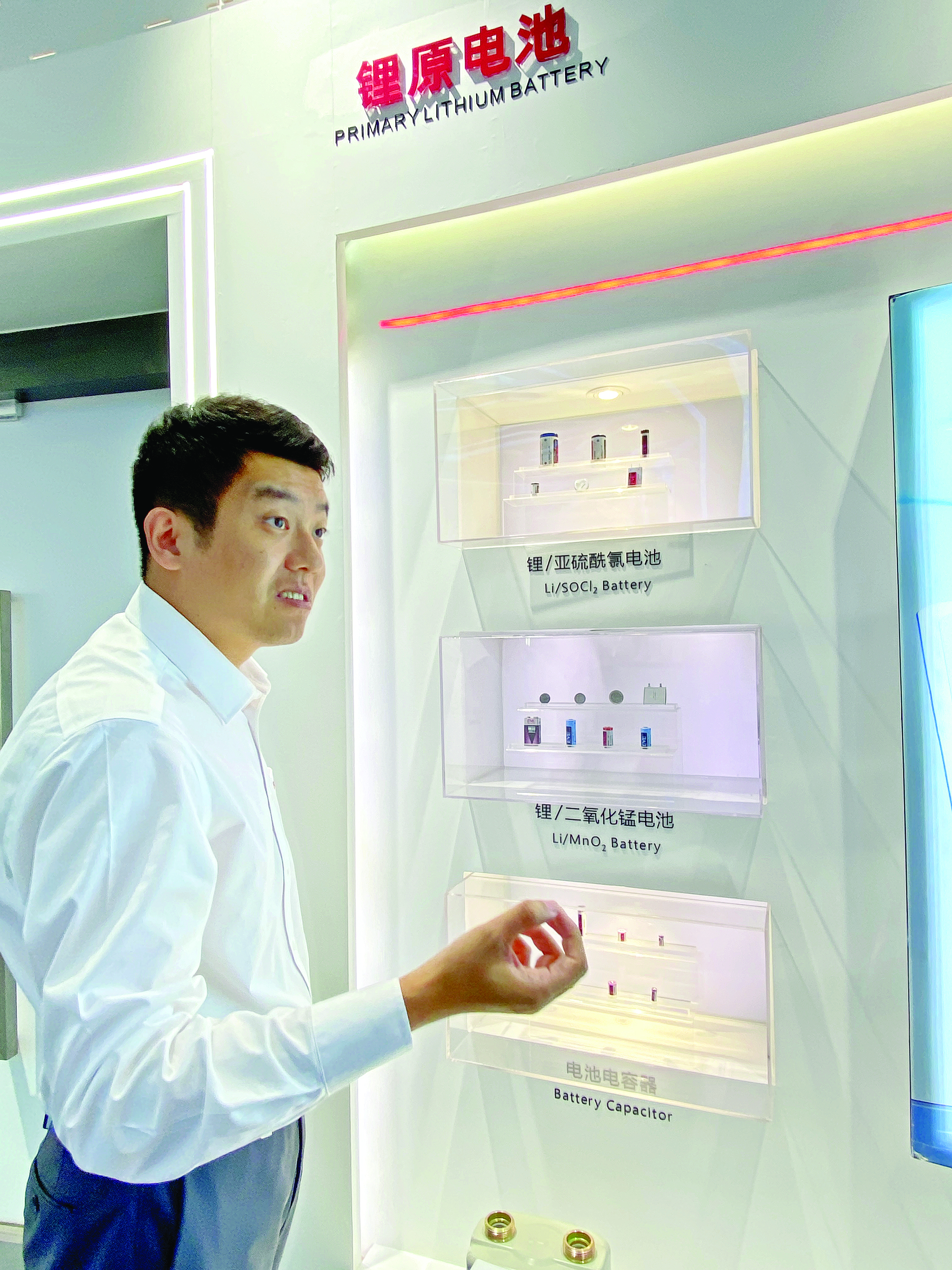     亿纬锂能锂原电池产品线总裁王彦斌介绍获奖的锂锰原电池（组）产品。
