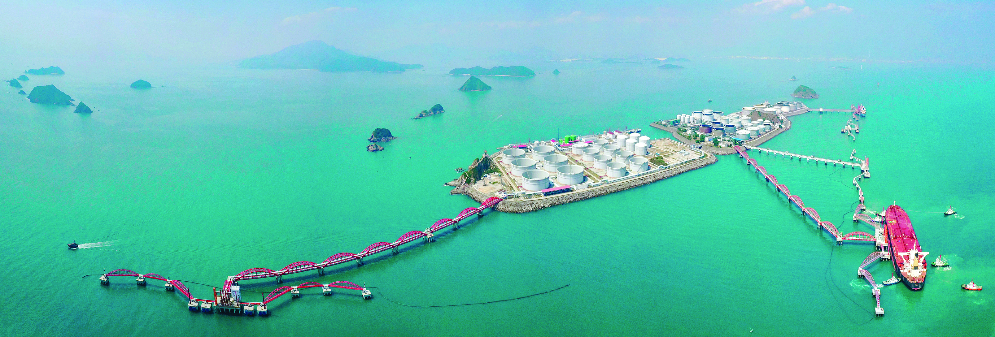 <p>    油轮在惠州港马鞭洲卸载原油。惠州东江图片社供图</p>