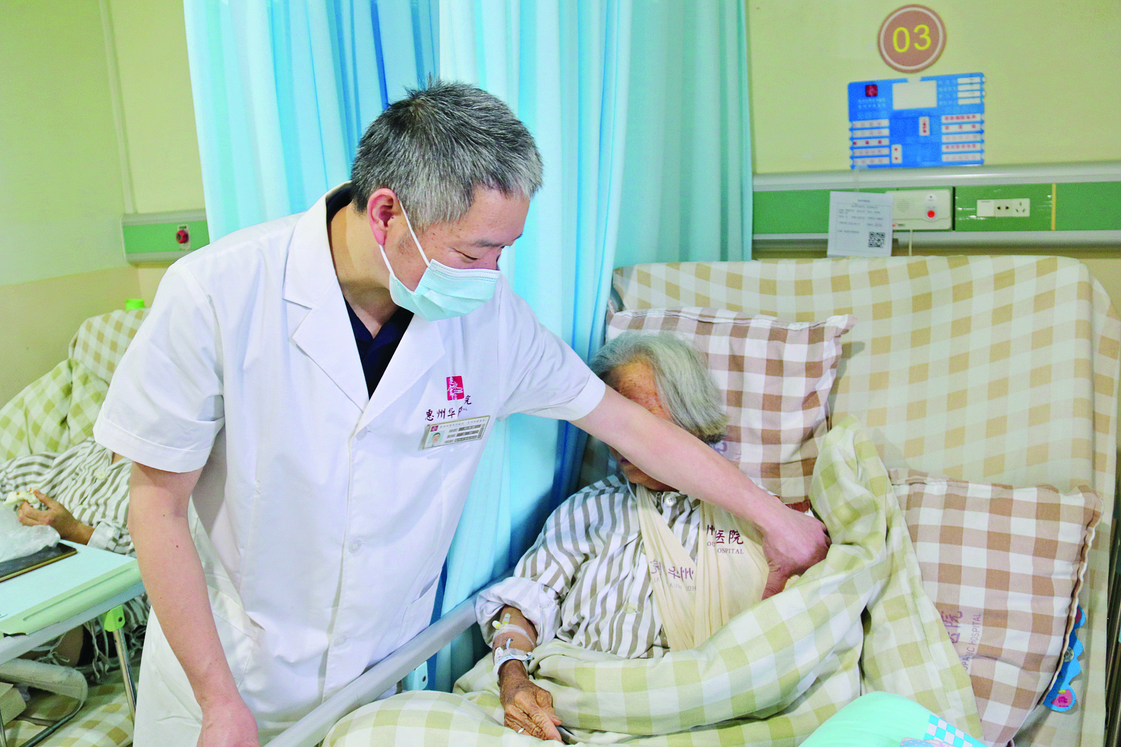     刘海亮查看患者恢复情况。