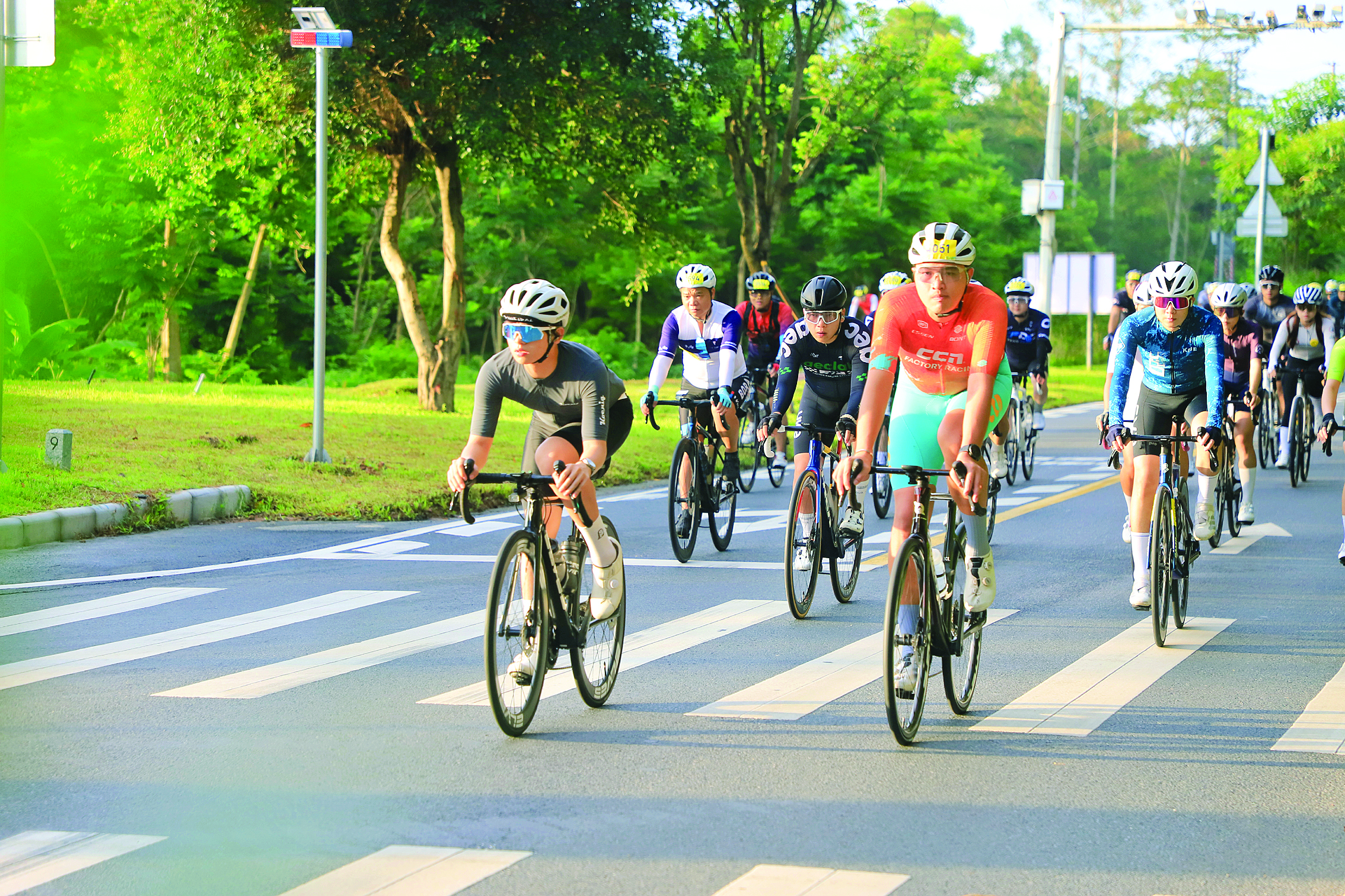     骑行爱好者在风光旖旎的博罗骑行。