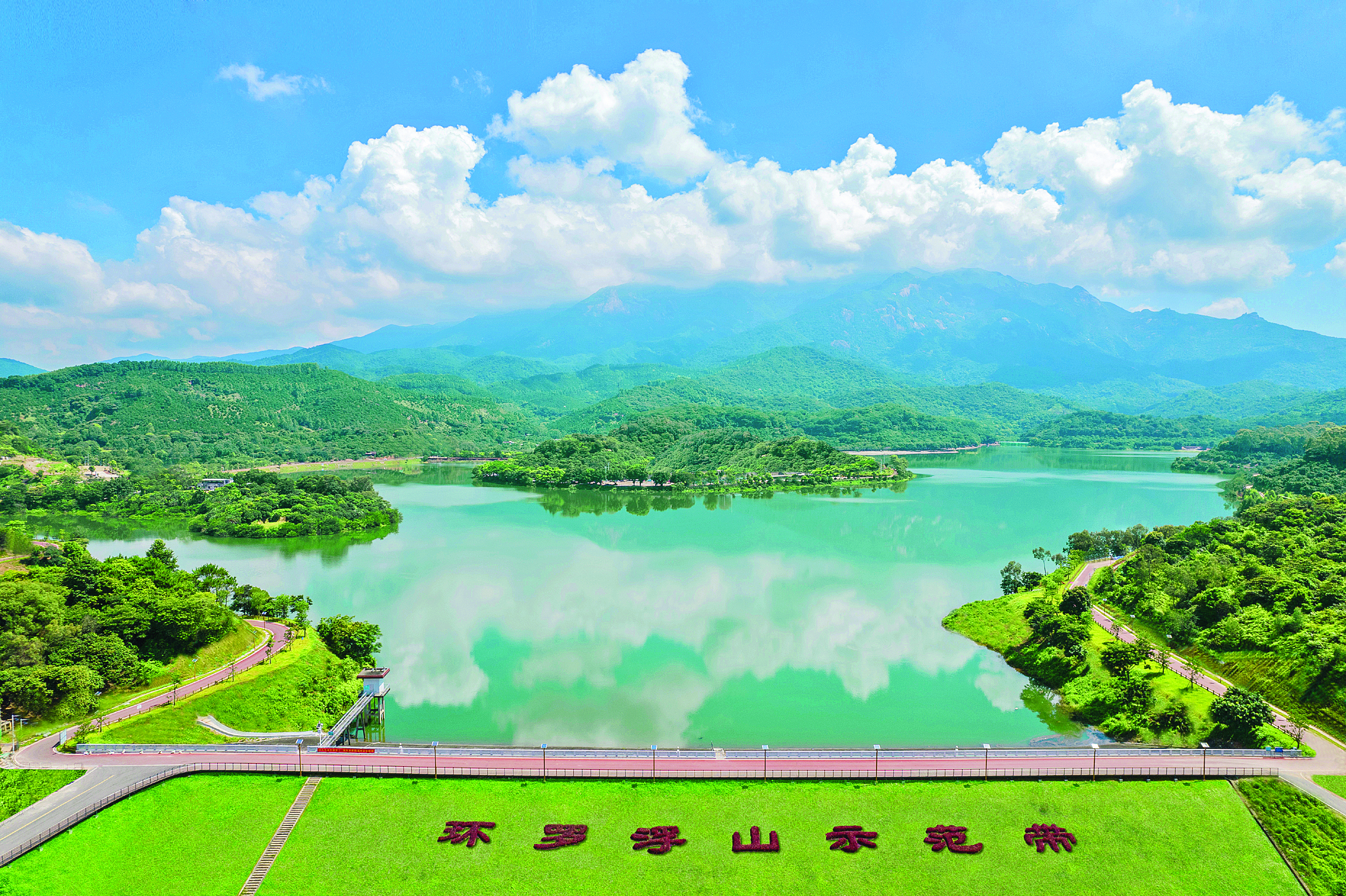     位于长宁镇的玄碧湖如仙境一般。  罗浮山管委会供图