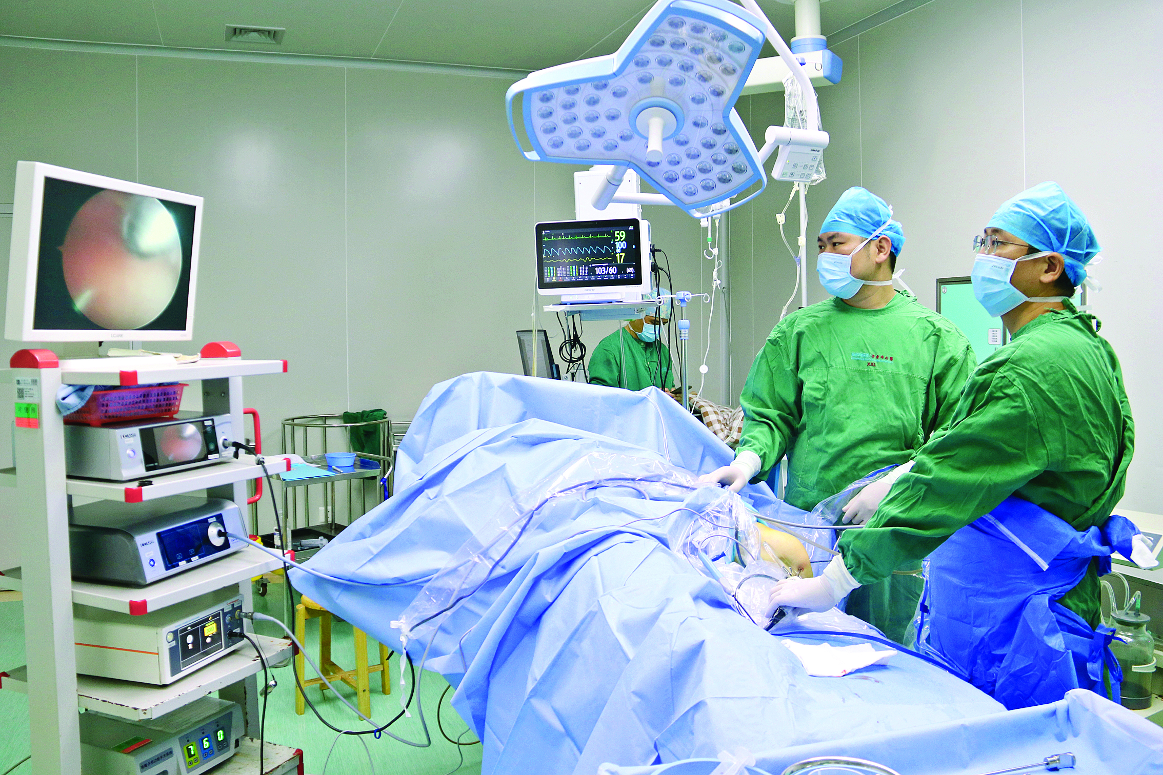     周武忠为患者行膝关节镜手术。