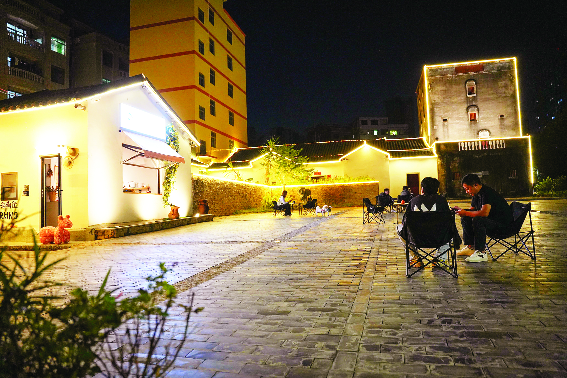     下班后的年轻人喜欢到“村口Coffee”咖啡馆坐一坐。