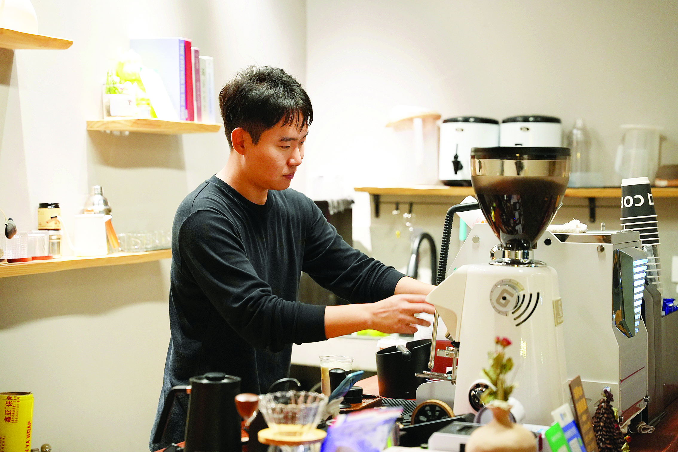     刘华正在冲咖啡。