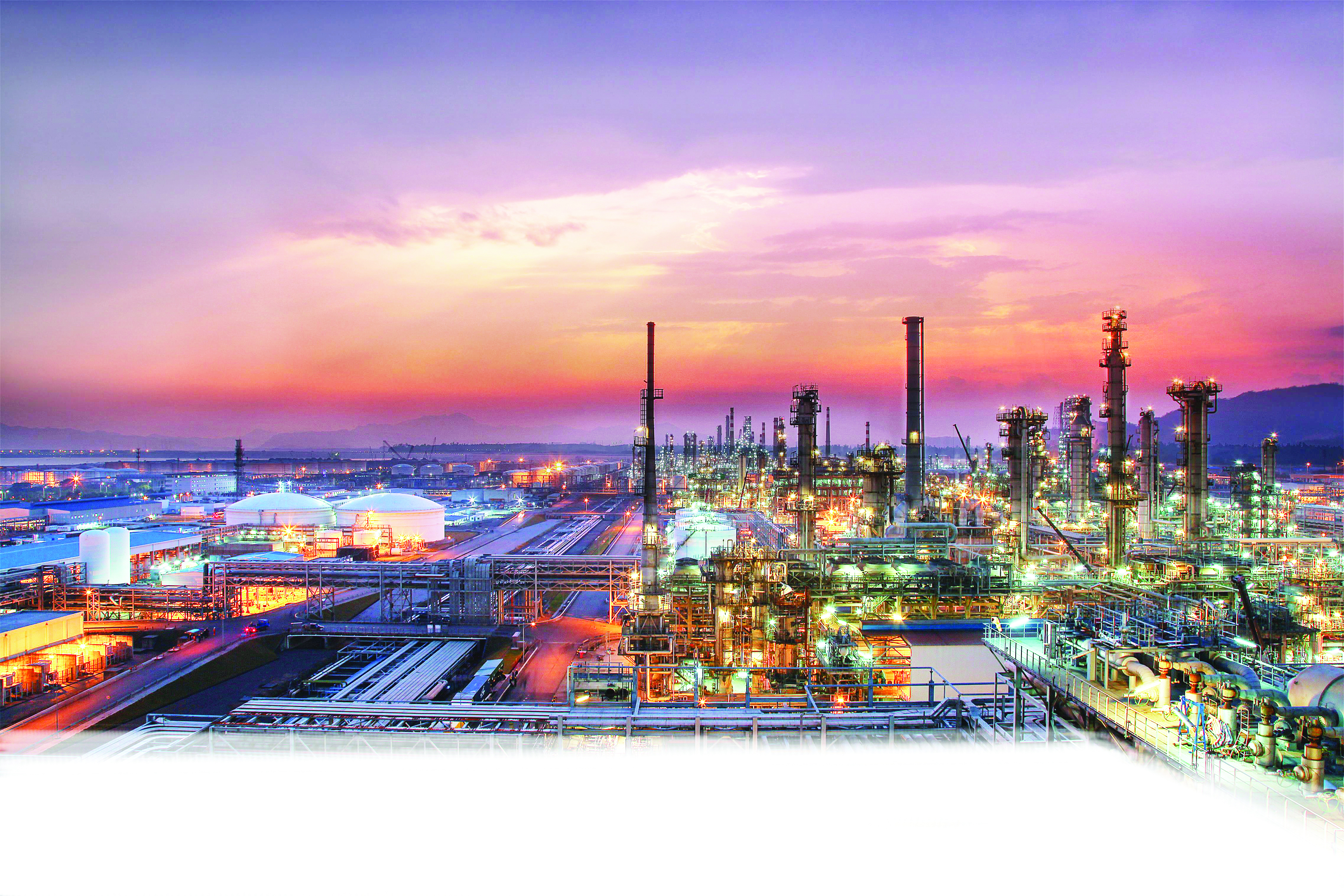     大亚湾石化区灯火辉煌。  惠州东江图片社供图