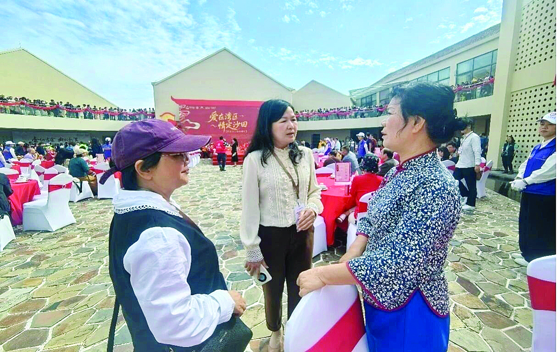     参会人员和当地非遗传承人进行交流。    惠州日报记者蔡伟健 特约通讯员叶衍达 摄