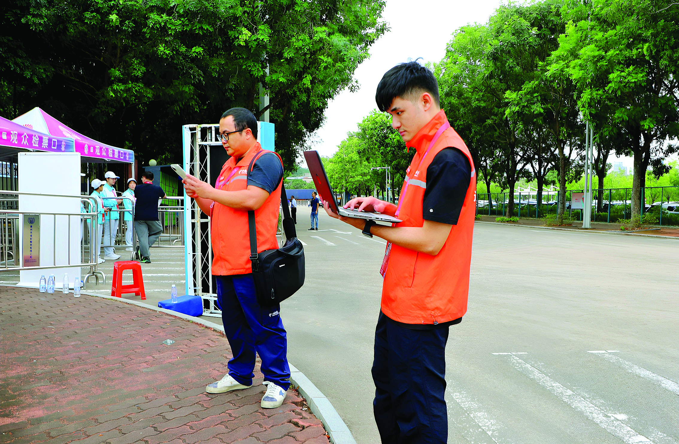 <p>    工作人员在进行5G网络路测和点测。</p>