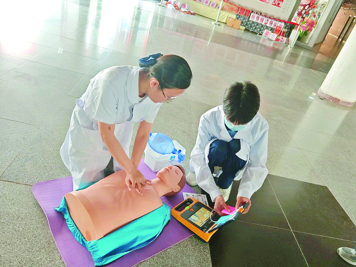     学校配备有3台AED，居同类学校前列。