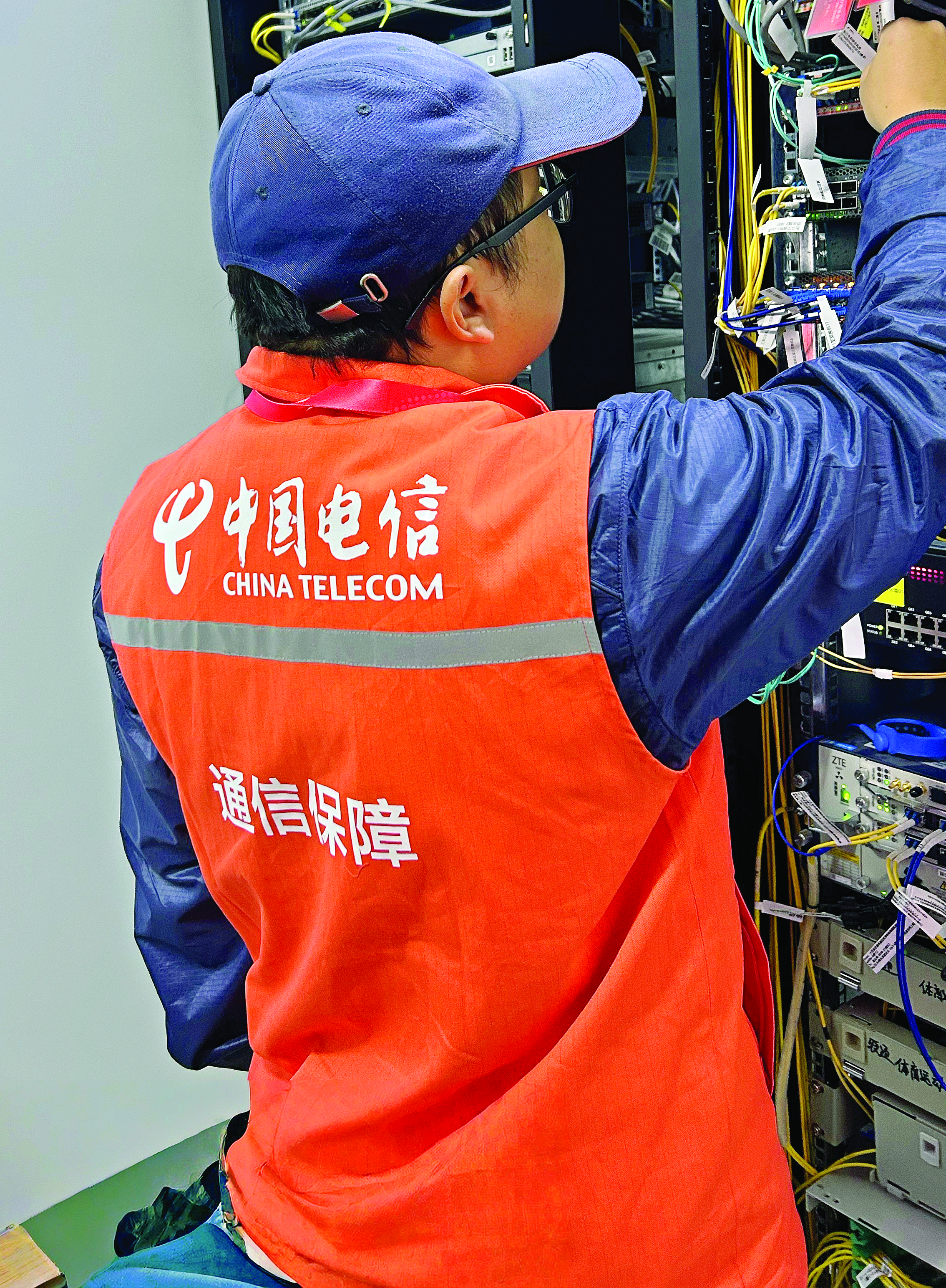     工作人员在调测交换机。